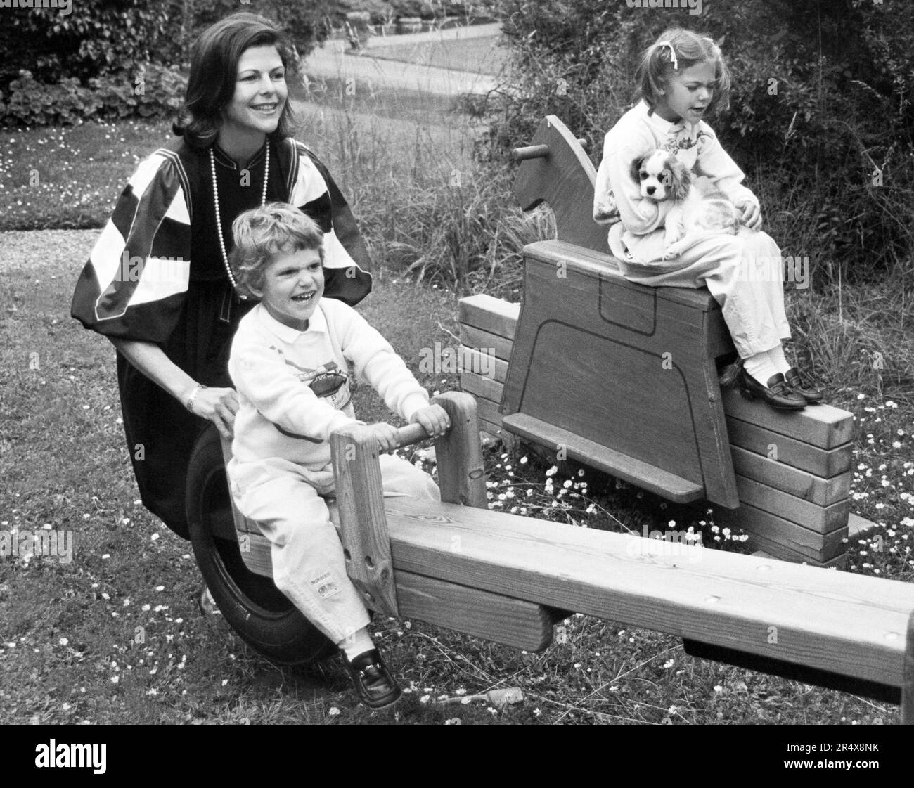KÖNIGIN SILVIA in Solliden Öland spielt mit den Kindern Victoria und Carl Philip, während sie auf Victorias Geburtstag wartete Stockfoto