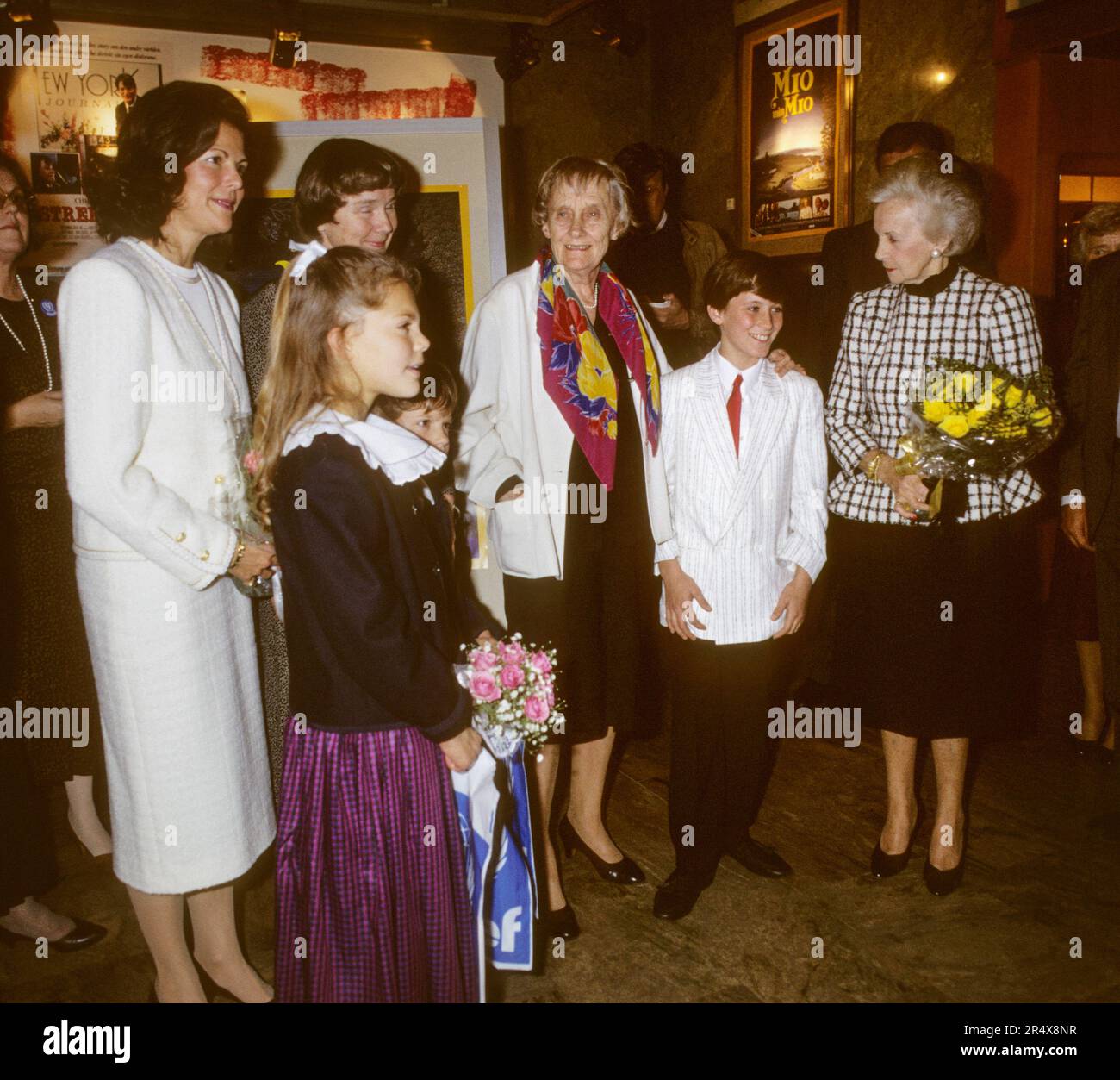 KÖNIGIN SILVIA mit Prinzessin Victoria und Prinz Carl Philip trifft Astrid Lindgren und Lisbet Palme und Prinzessin Lilian nach einer Theatervorstellung für Kinder im Royal Dramatical Theater Stockfoto