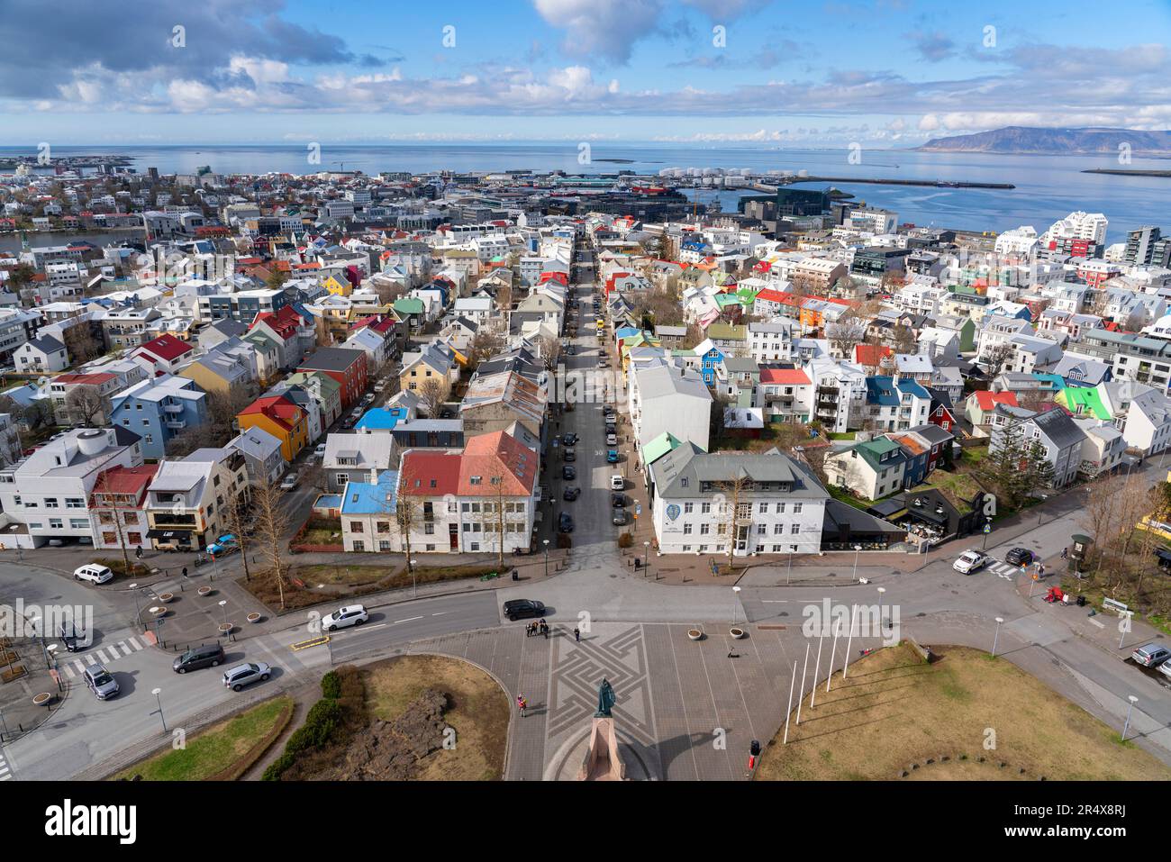 Ein Blick aus der Vogelperspektive auf die Innenstadt von Reykjavík, von der Spitze der Kirche aus gesehen. Die bunten Häuser schaffen einen schönen Effekt; Reykjavík, Island Stockfoto