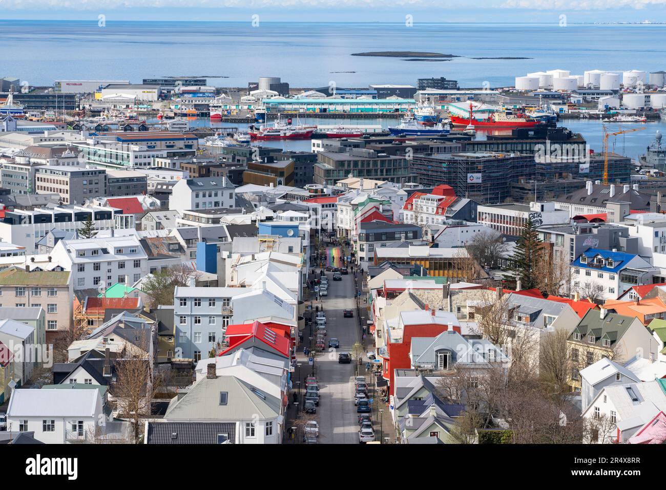 Ein Blick aus der Vogelperspektive auf die Innenstadt von Reykjavík mit Häusern, Industriegebäuden und Hafen, von der Spitze der Kirche aus gesehen. Die bunten Häuser ... Stockfoto