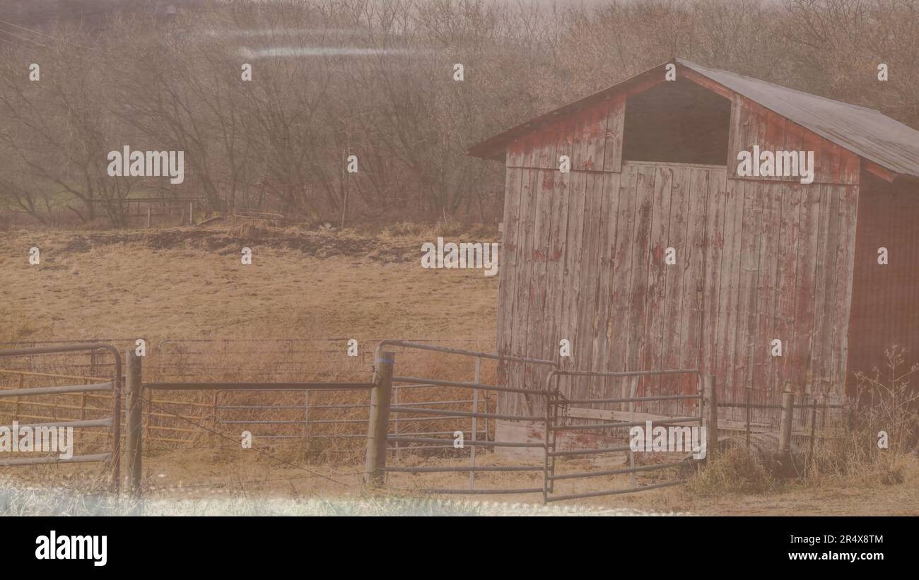 Verwitterter und alter roter Schuppen auf dem Bauernhof für Grafikressourcen PowerPoint-Folienvorlage Hintergrund Stockfoto