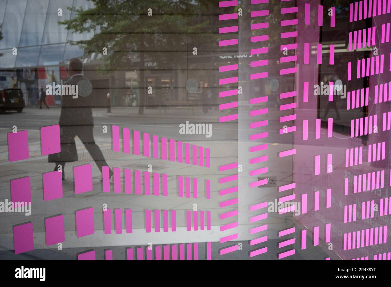 Pinkfarbene Linien am Fenster eines geschlossenen Einzelhandelsgeschäfts in der City of London, dem Finanzviertel der Hauptstadt, am 30. Mai 2023 in London, England. Stockfoto