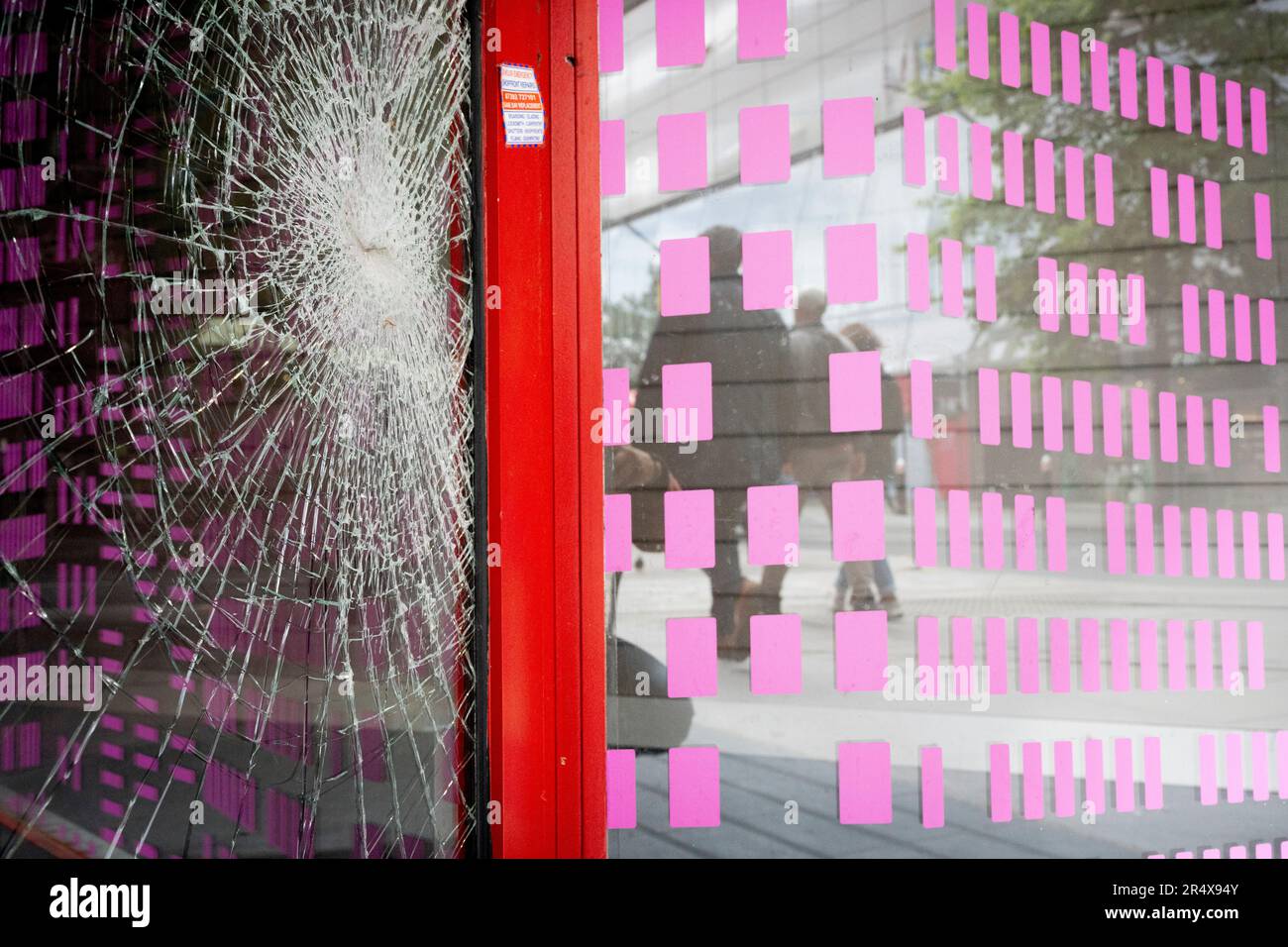 Pinkfarbene Linien am Fenster eines geschlossenen Einzelhandelsgeschäfts in der City of London, dem Finanzviertel der Hauptstadt, am 30. Mai 2023 in London, England. Stockfoto