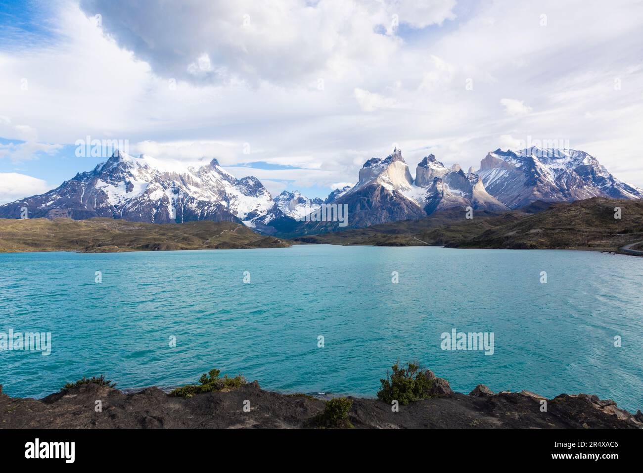 Blick auf Cerro Paine Grande und Lago Pehoe in Patagonien Stockfoto