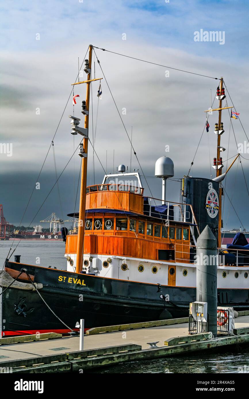 St. Eval , Holzdampfschlepper, umgebaut zu Diesel-Motoryacht. Angedockt am Lonsdale Quay, North Vancouver, British Columbia, Kanada. Stockfoto