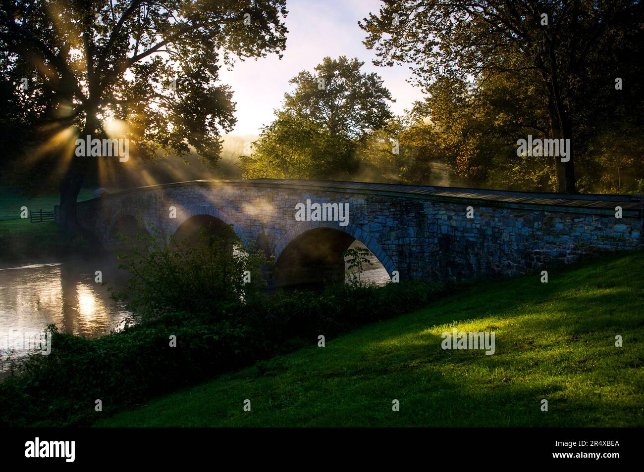 Sonnenaufgang über der Burnside Bridge über Antietam Creek, Maryland, USA; Antietam, Maryland, Vereinigte Staaten von Amerika Stockfoto