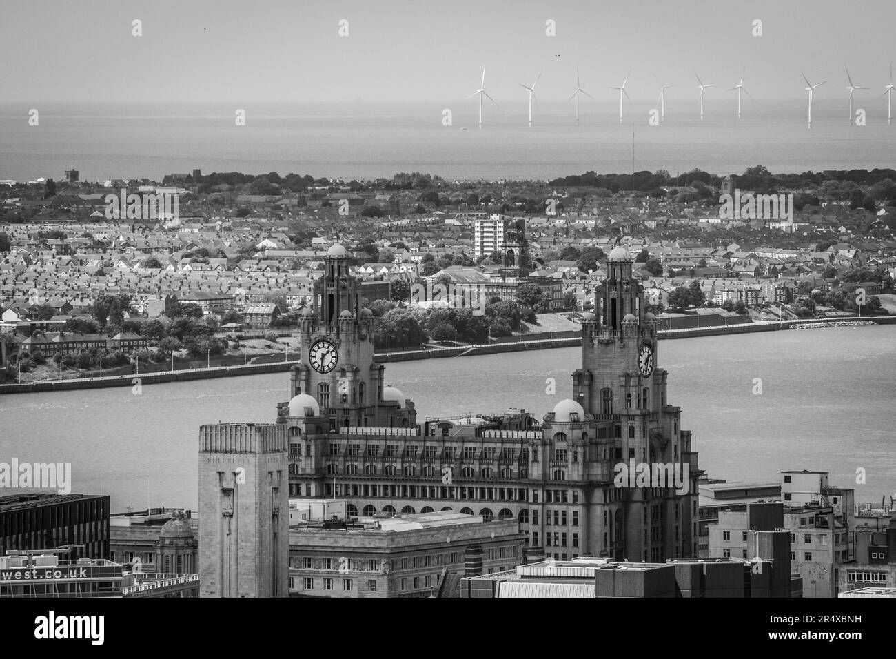 Die Skyline von Liverpool von der Spitze des Anglican Cathederal mit Blick auf die Lebergebäude und den Fluss Mersey Stockfoto