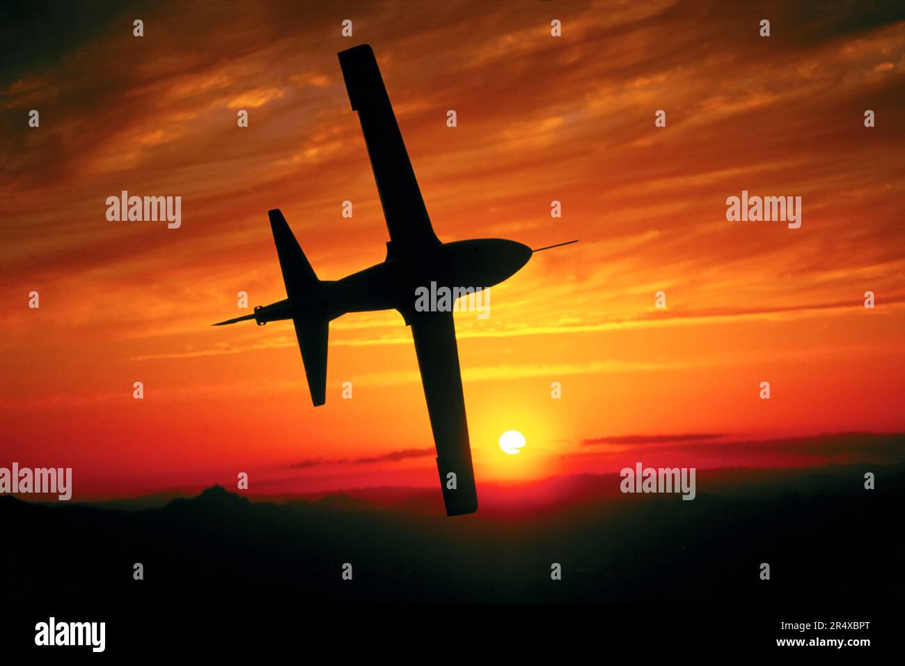 Micro-Jet-Silhouette vor einem goldenen Himmel bei Sonnenuntergang; Tucson, Arizona, Vereinigte Staaten von Amerika Stockfoto