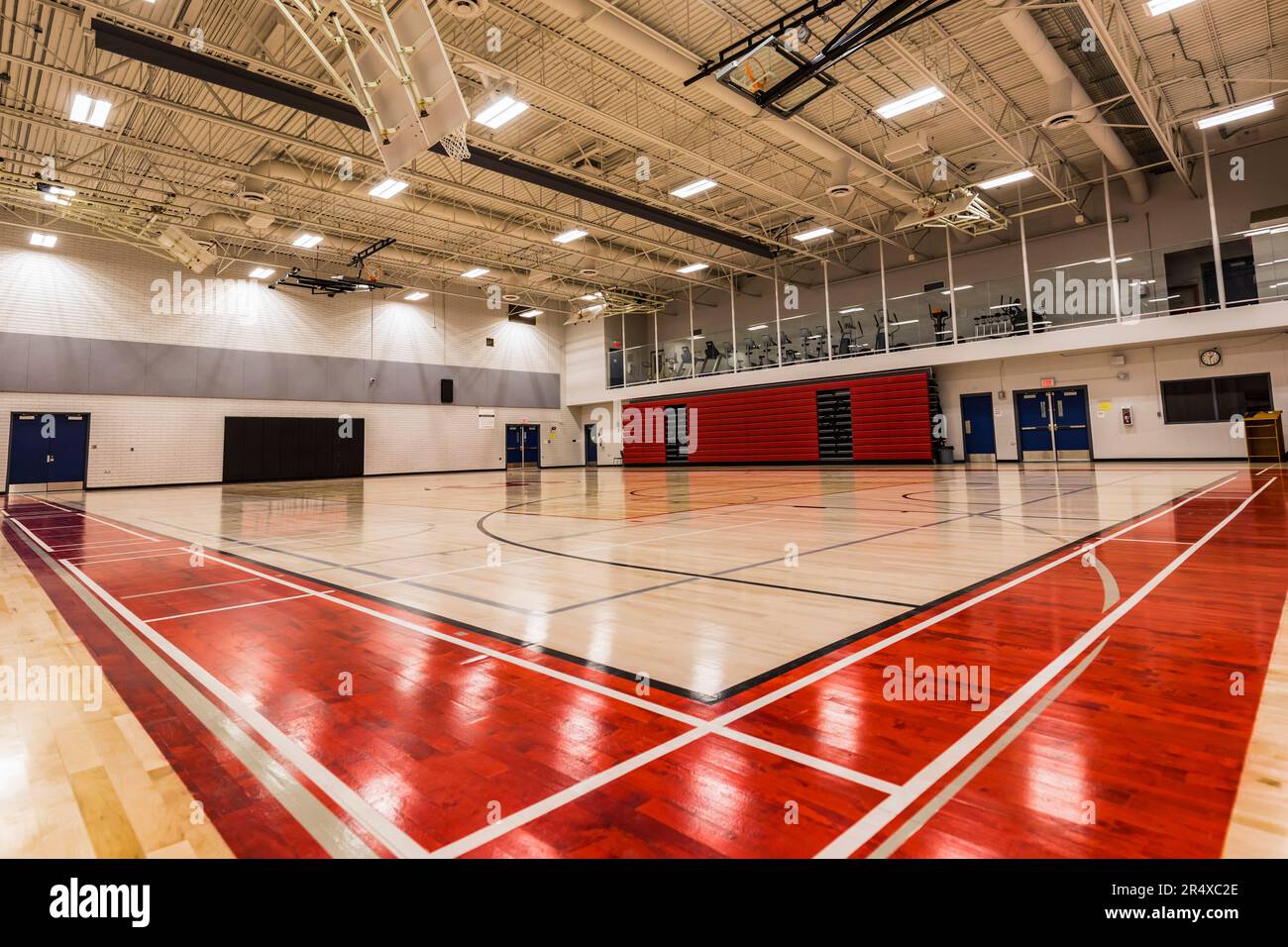 Neues Gymnasium in einer kürzlich renovierten und modernisierten ländlichen High School in Namao, Alberta, Kanada Stockfoto