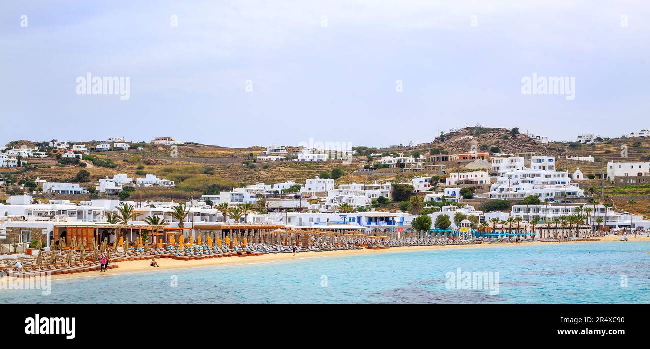 Ornos Beach - Mykonos - Griechische Insel, Mai 2023. Wunderschöner Sandstrand mit vielen Sonnenschirmen für Touristen. Der Strand ist fast leer Stockfoto
