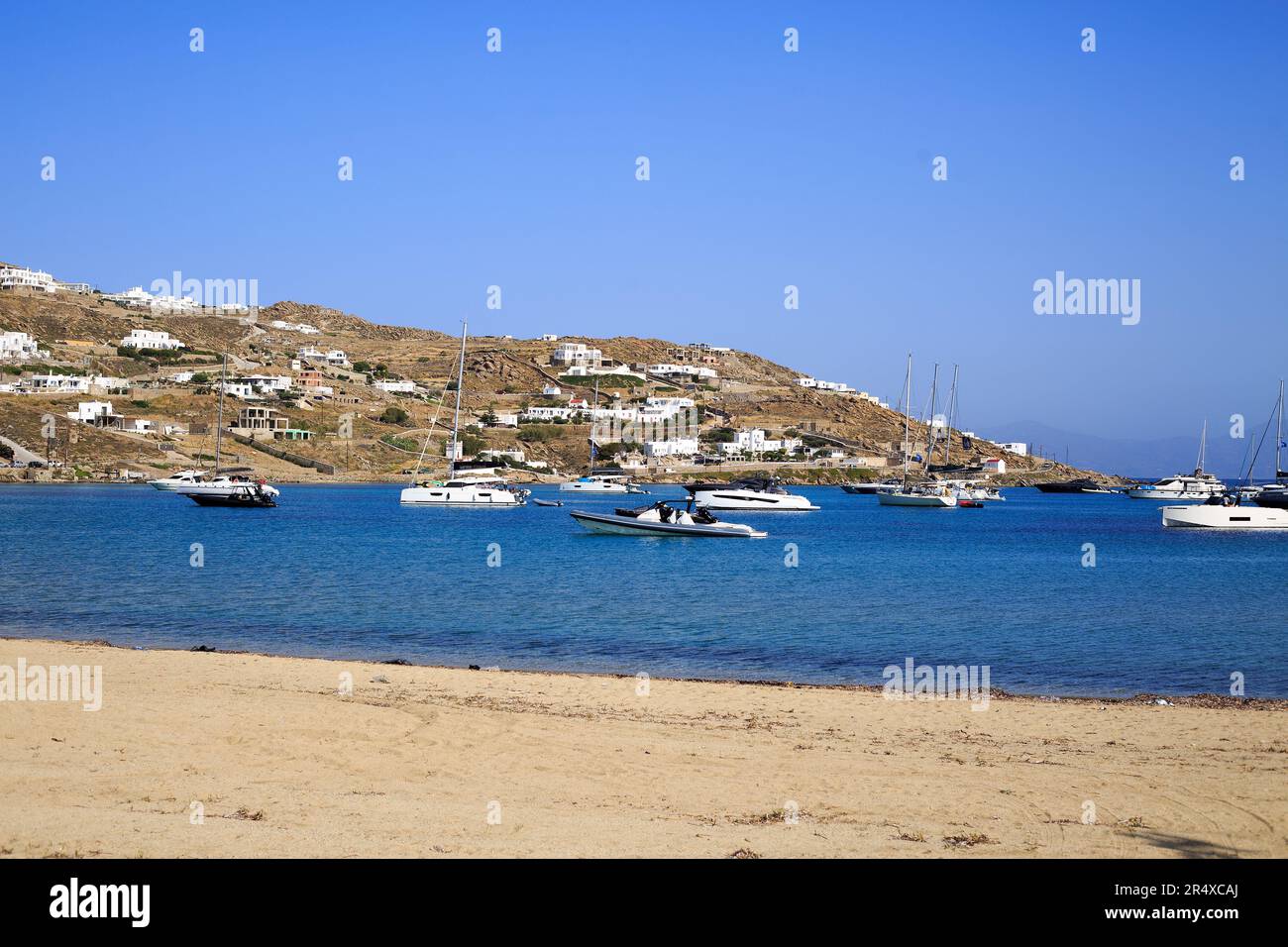 Luxusboote und Yachten, die in Ornos, Mykonos, vor Anker liegen. Eine kleine beliebte griechische Insel an der Ägäis, ein beliebtes Reiseziel, Stockfoto