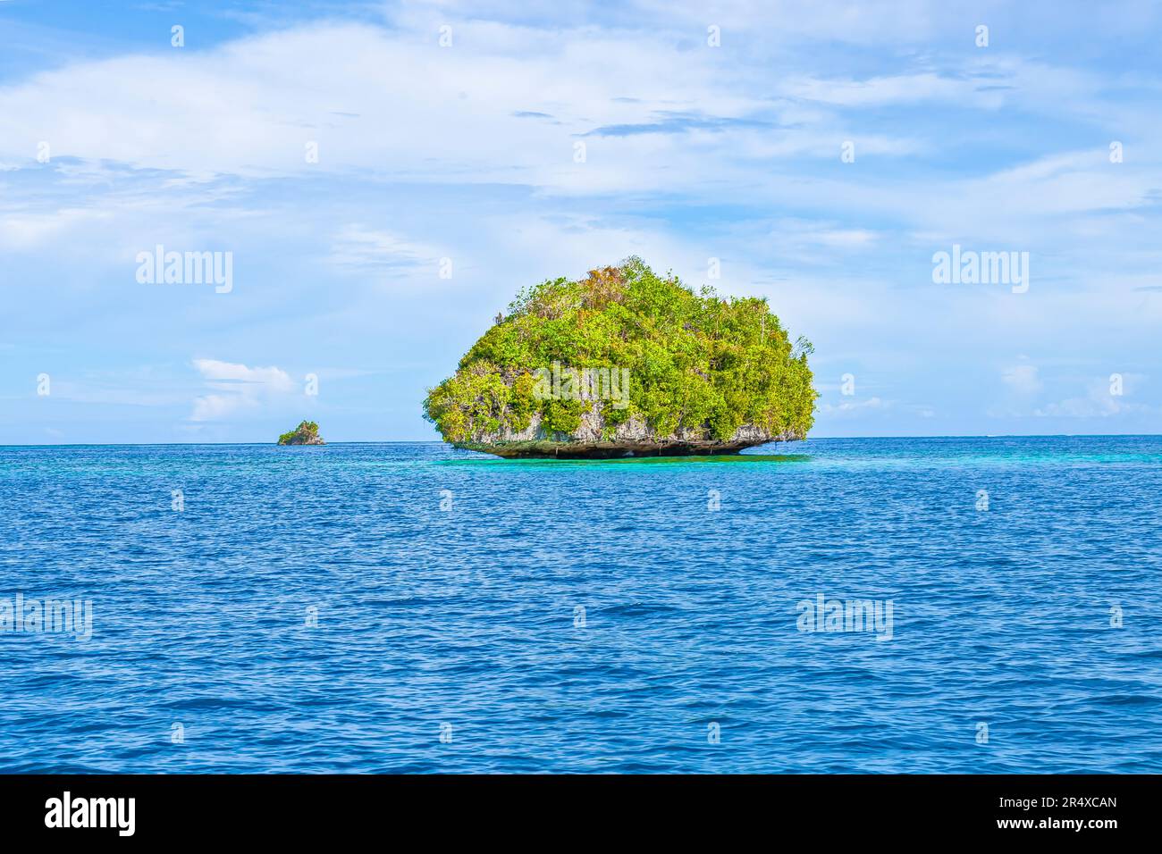 Aufnahme einer grünen bewachsenen Insel im Meer von Palau fotografiert tagsüber im Oktober 2015 Stockfoto