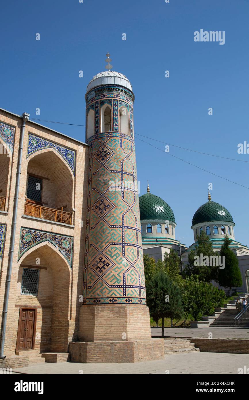 Dzhuma Moschee (rechts) und Ko'kaldosh Madrasah (links); Taschkent, Usbekistan Stockfoto