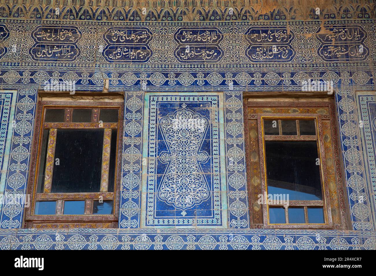 Fenster und geflieste Wand in Emirs Frauenzimmer, Tash Khauli Palast, 1830, Itchan Kala; Khiva, Usbekistan Stockfoto