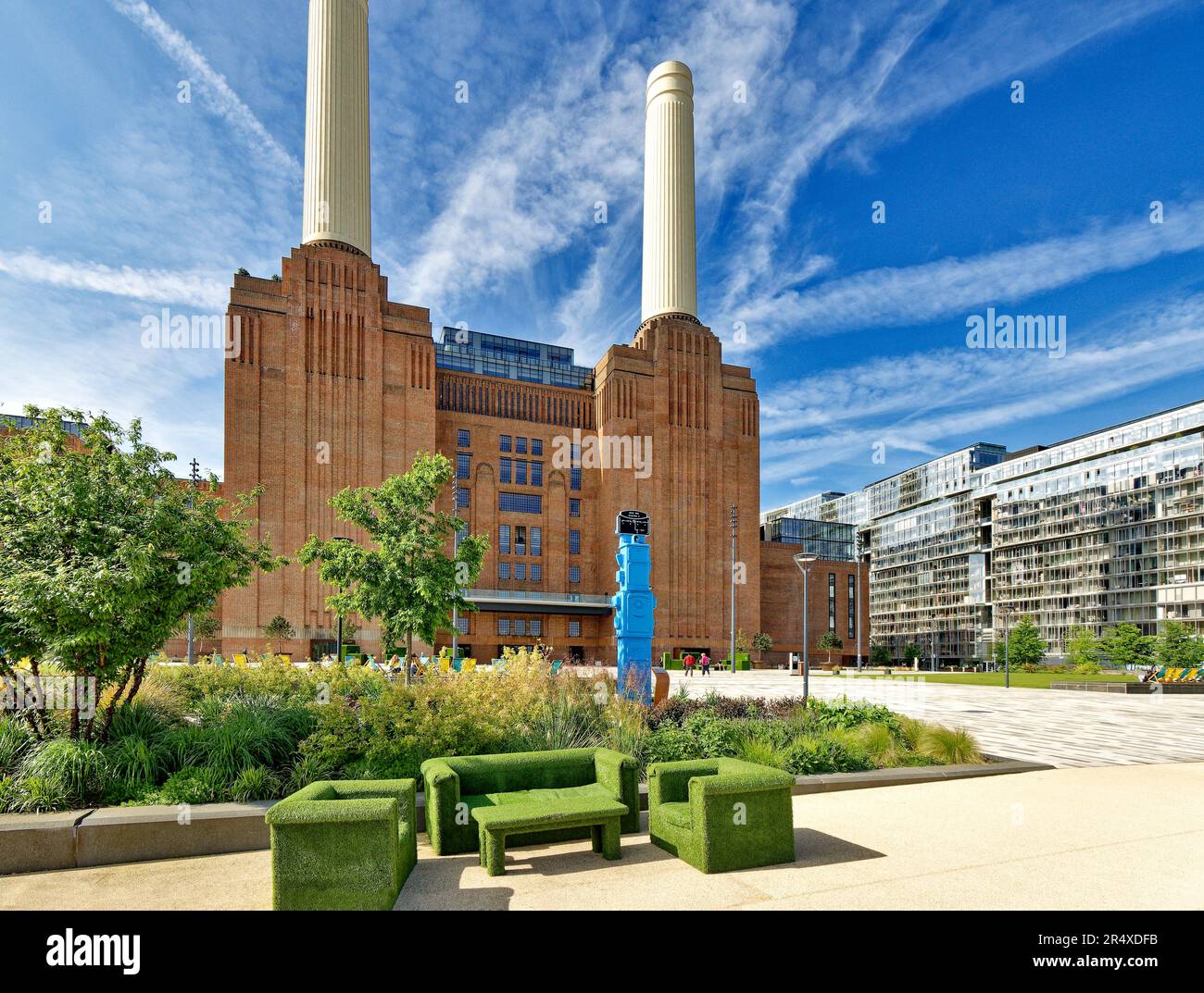 London Wandsworth Battersea ein blauer Himmel über dem Kraftwerk und ein grasgrünes Sofa und Sessel in der Halle Stockfoto