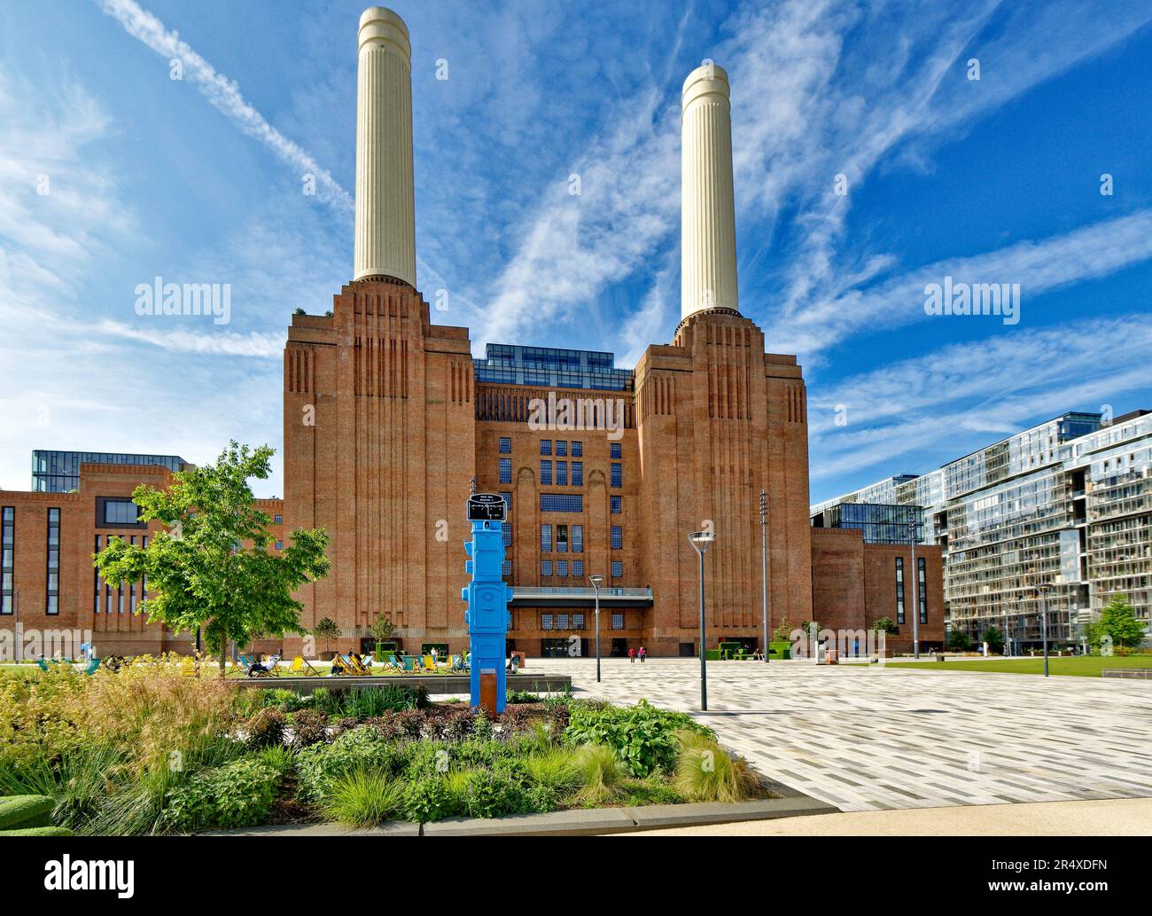 London Wandsworth Battersea ein blauer Himmel über den Liegestühlen des Kraftwerks auf dem Rasen ein Blumengarten in der Halle Stockfoto