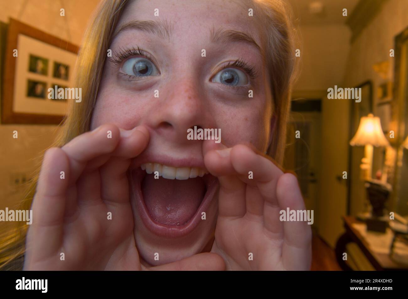 Ein Teenager schreit in die Kamera; Lincoln, Nebraska, Vereinigte Staaten von Amerika Stockfoto