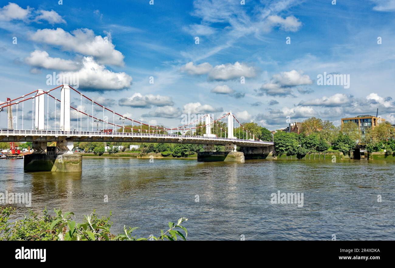 London Wandsworth Battersea ein blauer Himmel über der Themse und der Chelsea Bridge im Frühling Stockfoto