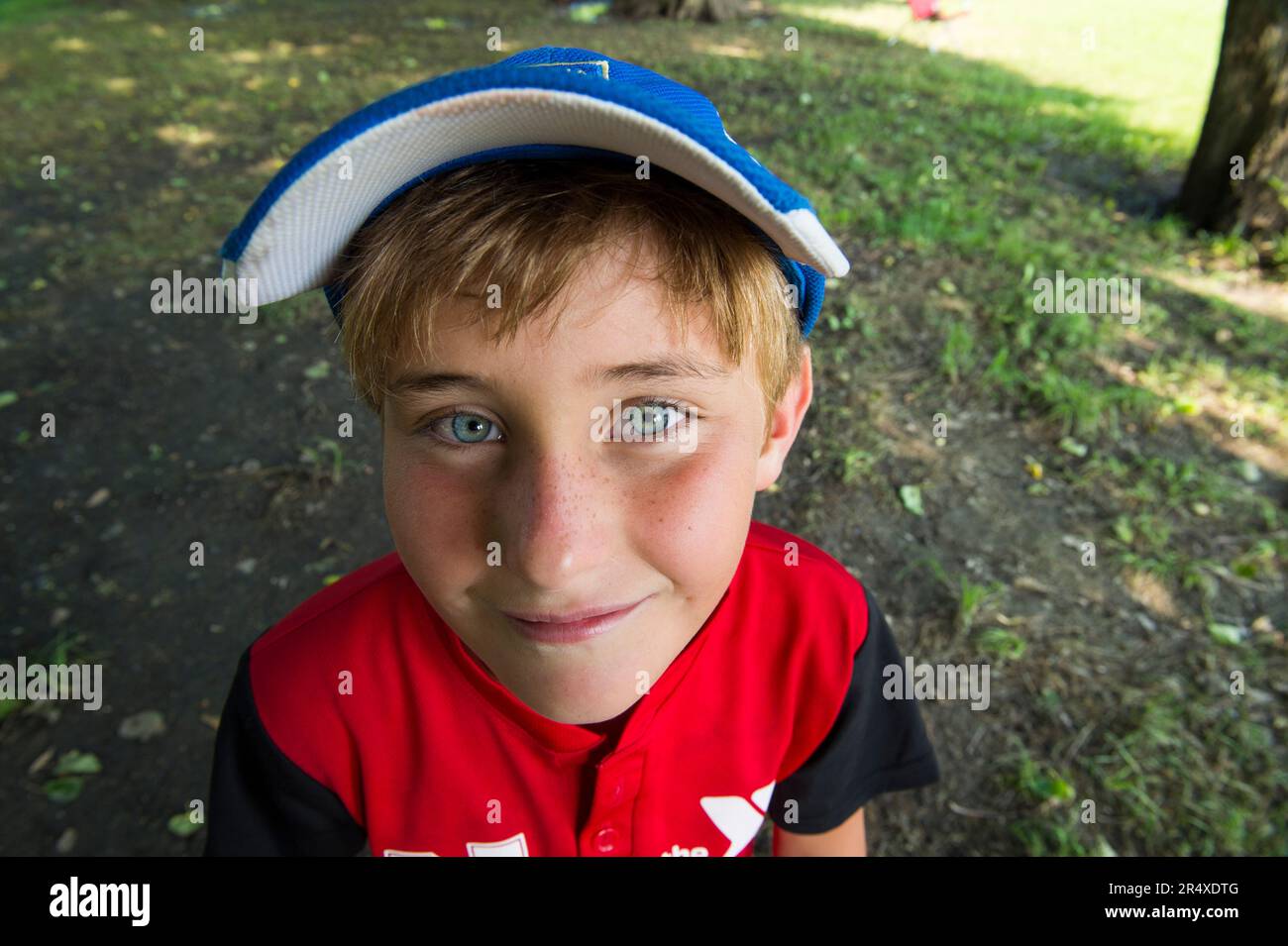 Vor seinem T-Ball-Spiel lächelt ein Junge im Alter von elementar vor der Kamera; Lincoln, Nebraska, USA Stockfoto