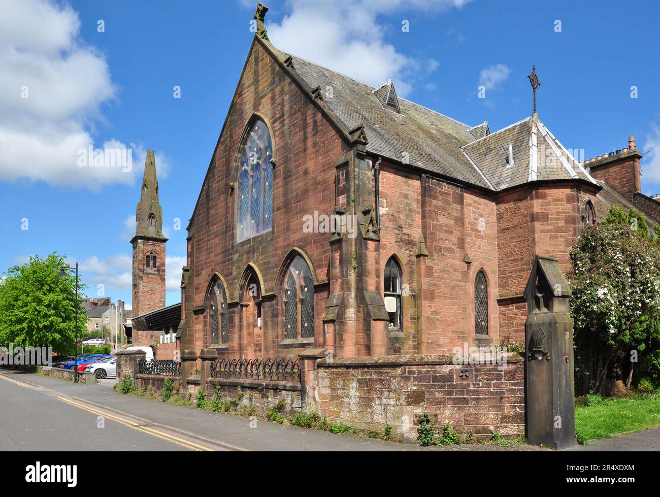 Church Hall in der Brooke Street in der katholischen St. Andrew's Church mit altem Turm im Hintergrund, Dumfries, Dumfries und Galloway, Schottland, Großbritannien Stockfoto