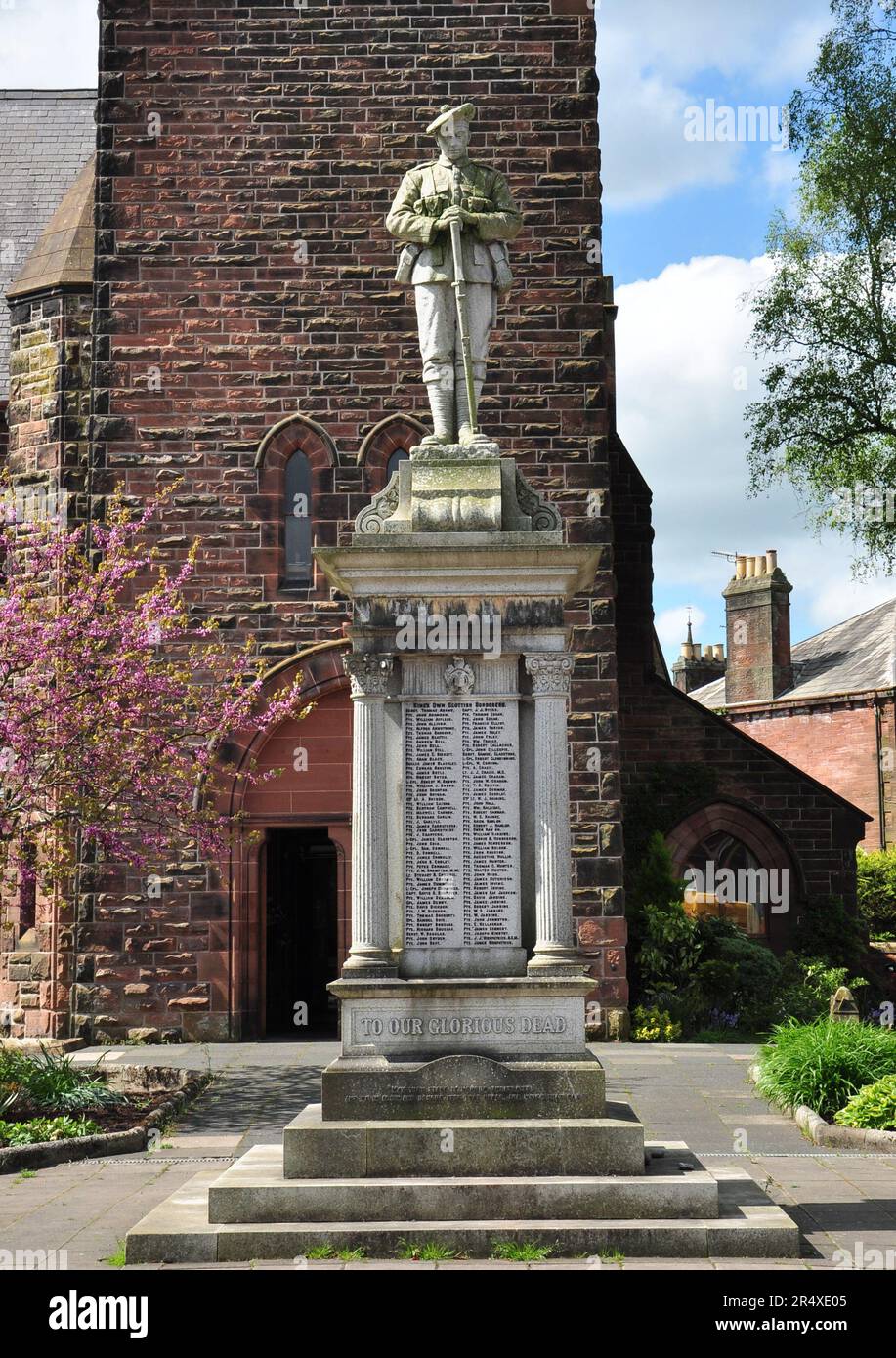 Kriegsdenkmal vor der St. John's Scottish Episcopal Church, Newall Place, Dumfries, Dumfries und Galloway, Schottland, UK Stockfoto