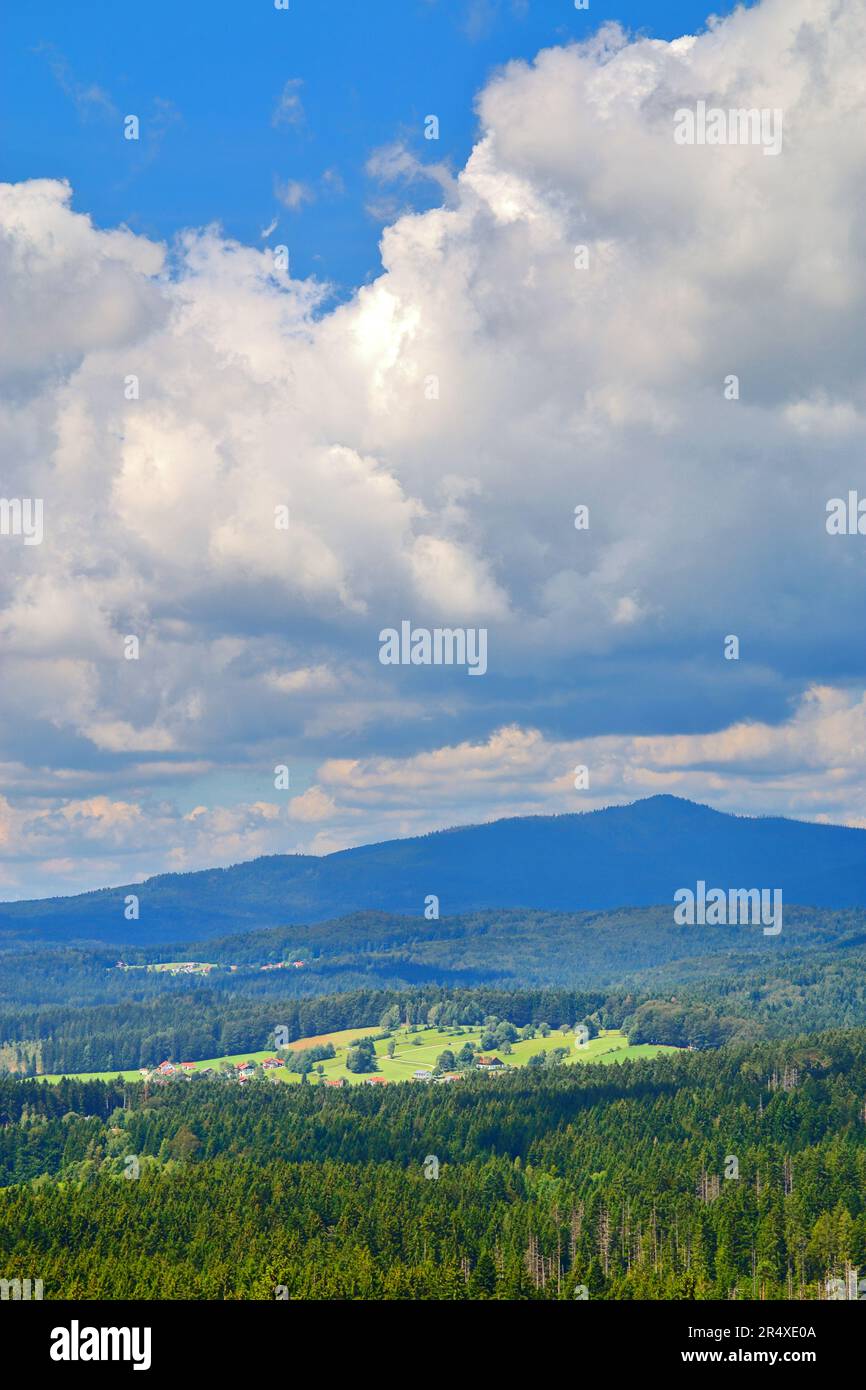 Das Foto wurde in Deutschland in der Nähe der Stadt Grafenau aufgenommen. Das Foto zeigt die Geburt eines Sturms über den bewaldeten Bergen. Stockfoto