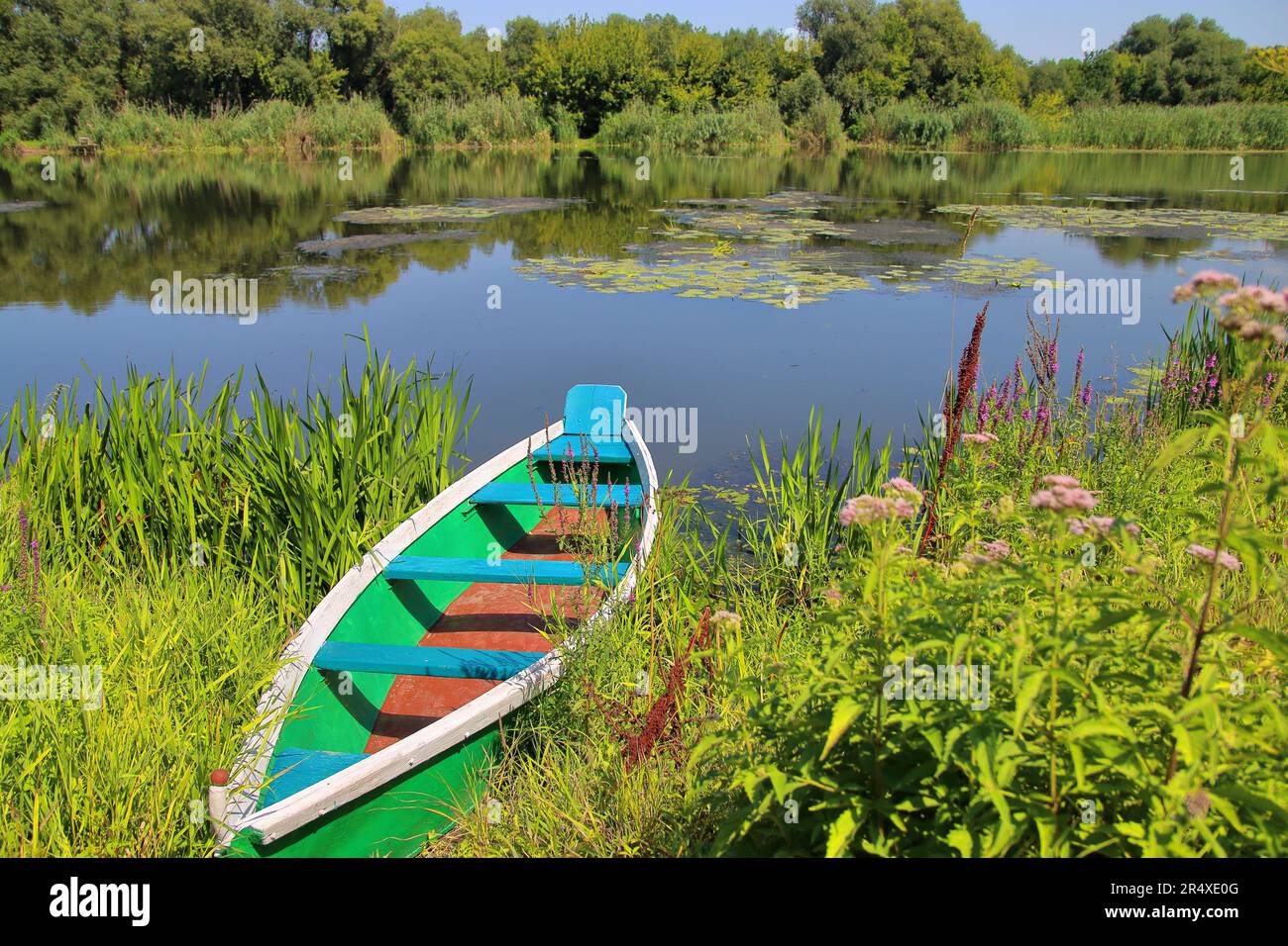 Das Foto wurde in der Ukraine gemacht, am Fluss South Bug. Auf dem Bild hat ein Fischerboot am Flussufer festgemacht Stockfoto