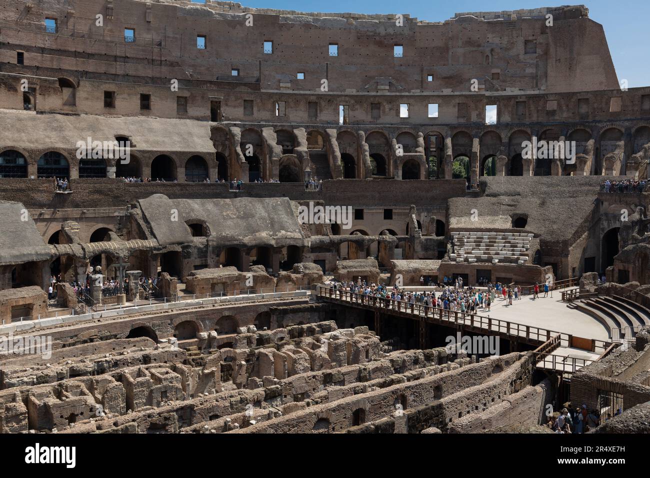 Rom, Italien. 30. Mai 2023. Die Galerie zwischen dem 2. Und 3. Orden und die gesamte Nordfassade des Kolosseums wurden von 2021 bis 2023 umfassend renoviert und strukturell konsolidiert. Seit Juni 2023 ermöglicht ein neuer Panoramablick die Verbindung zwischen dem 1. Orden und der Galerie. Rom, 30. Mai 2023. Kredit: Insidefoto di andrea staccioli/Alamy Live News Stockfoto