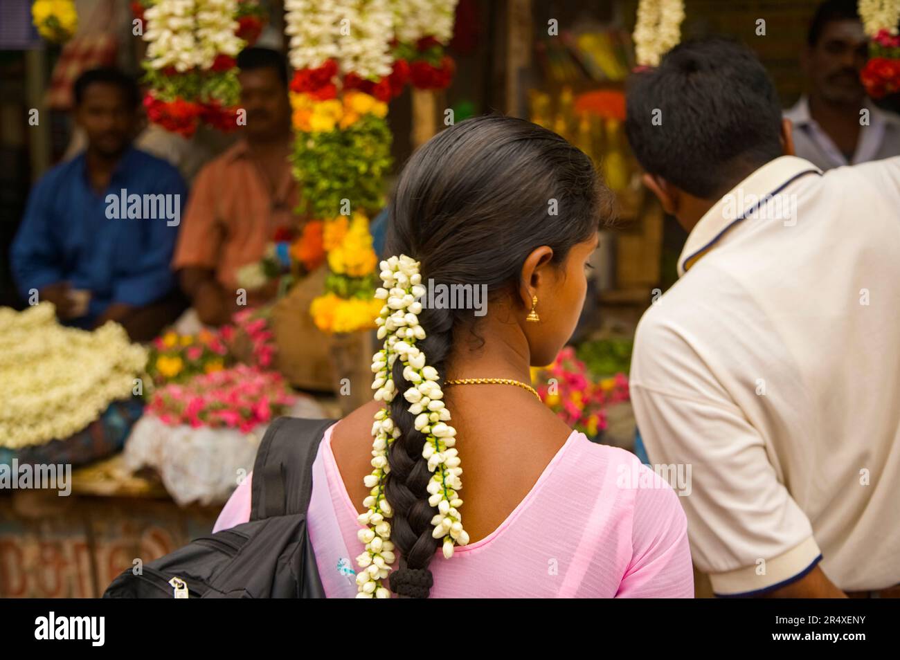 Frau mit Jasminblüten im Haar auf einem Karaikudi-Markt; Karaikudi, Chettinad, Tamil Nadu, Indien Stockfoto