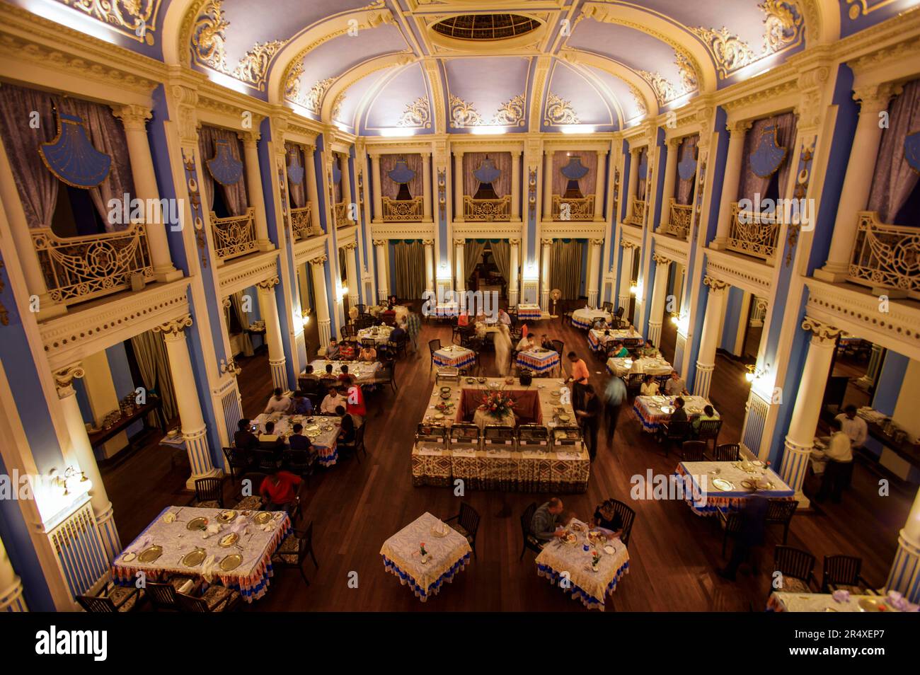 Speisesaal im Mysore Palace, heute ein Hotel; Mysore, Rajasthan, Indien Stockfoto