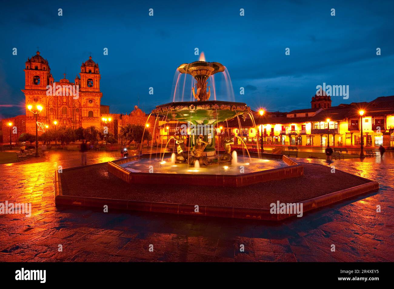 Wunderschöner Brunnen auf einem peruanischen Platz bei Nacht, Plaza de Armas, Cuzco, Peru; Cuzco, Peru Stockfoto