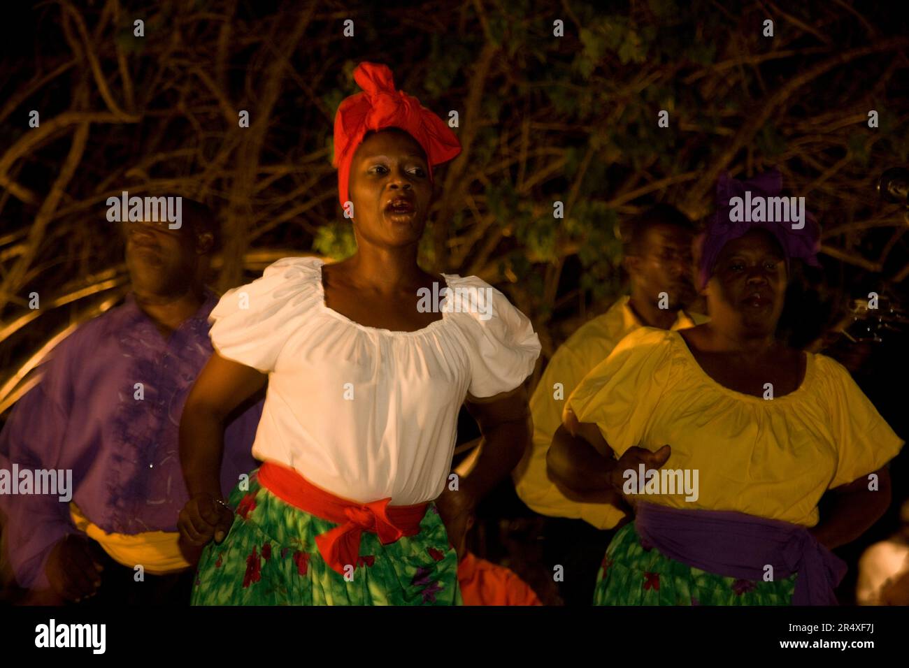 Folk and Cultural Group gibt Lieder und Tanz in einem Resort in Jamaika, Montego Bay, Jamaika, Westindien Stockfoto