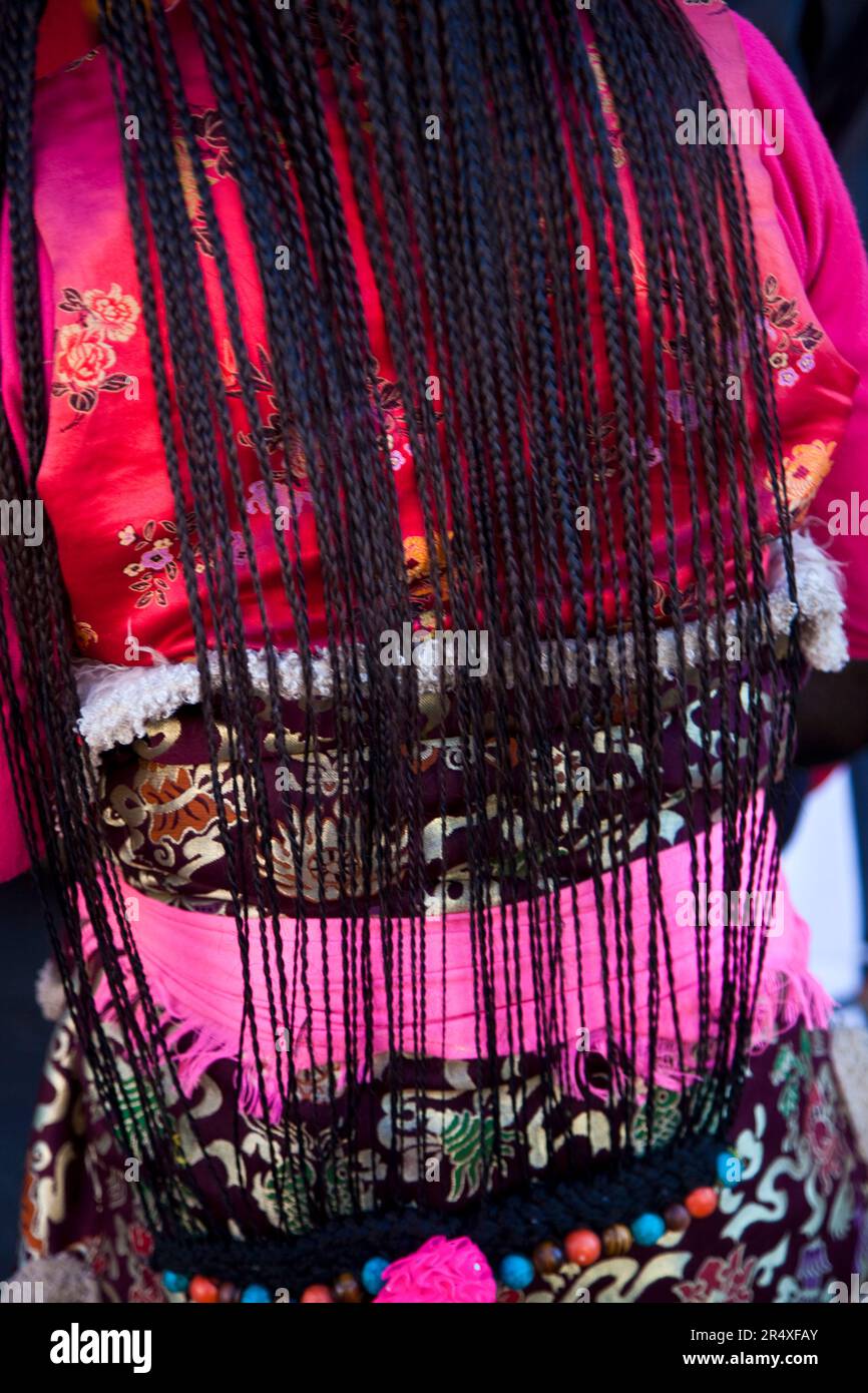 Rücken einer tibetischen Frau in traditioneller Tracht; Lhasa, Tibet Stockfoto