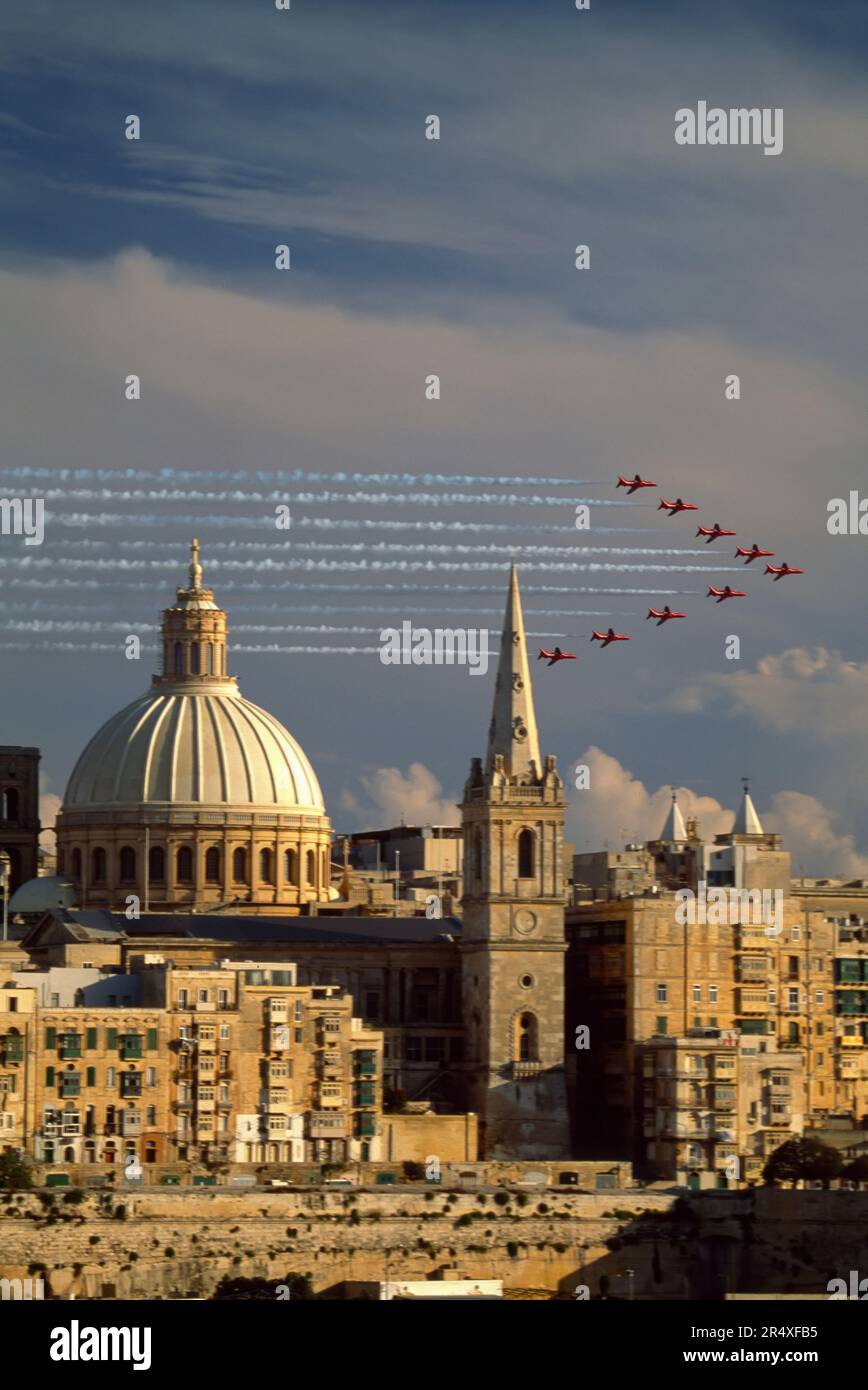 Flugzeuge in Formation oberhalb der Anglikanischen Kathedrale Saint Paul auf der Insel Malta; Valletta, Malta, Republik Malta Stockfoto