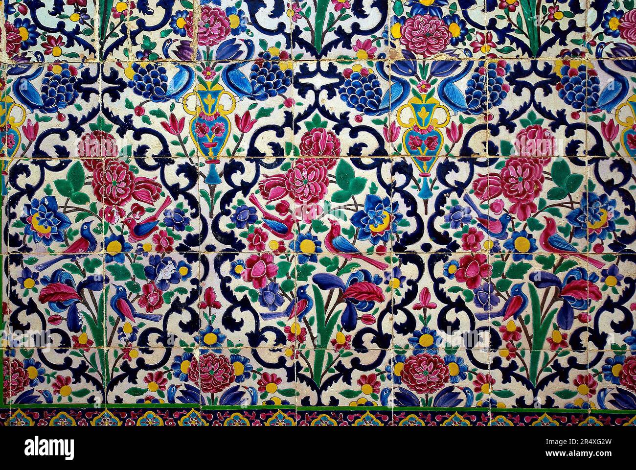Iran - Shiraz - Mandrasa von Khan - bemalte Keramik Stockfoto