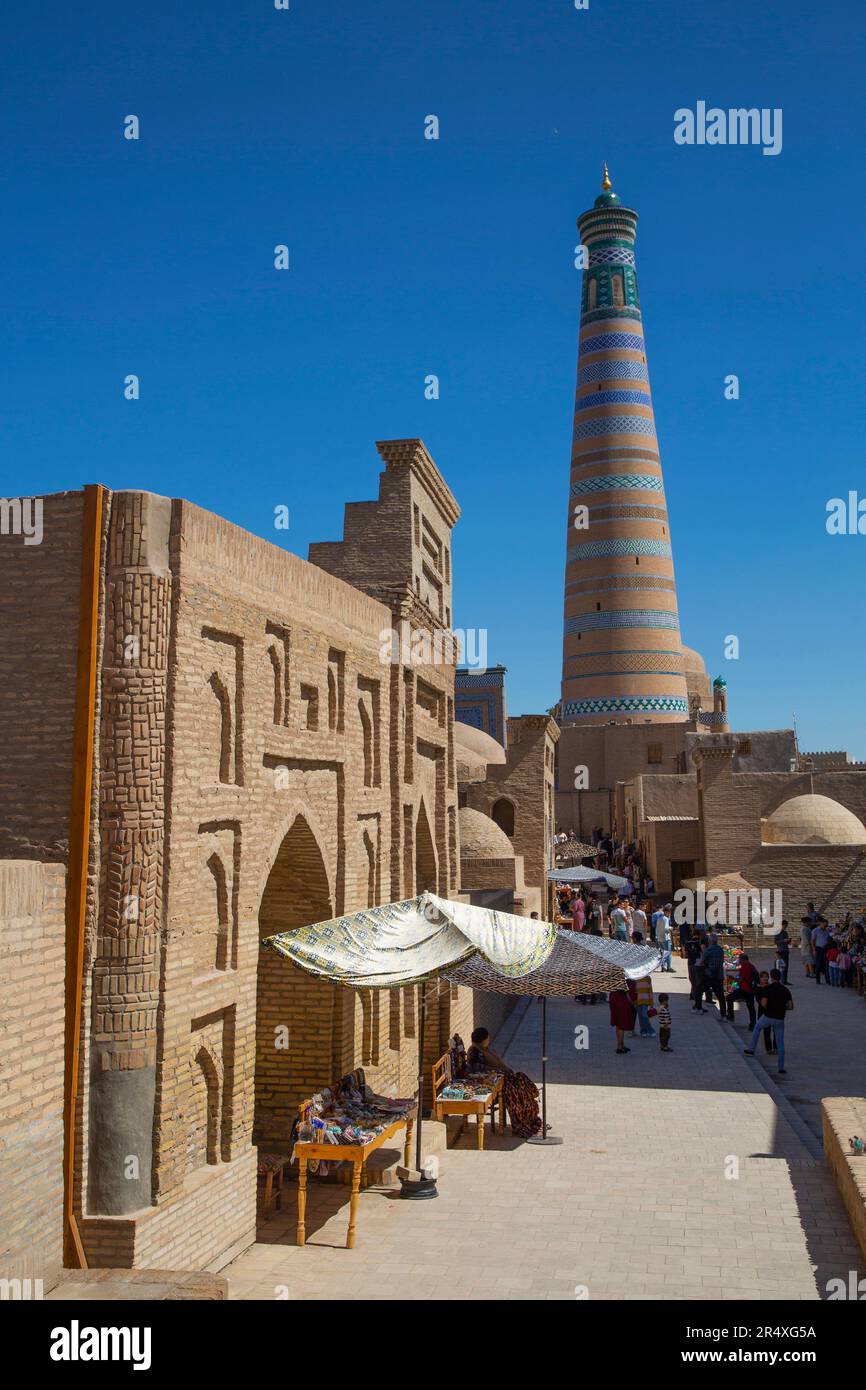 Einkaufsstraße und islamisches Khoja-Minaret in Itchan Kala, Chiwa, Usbekistan; Chiwa, Usbekistan Stockfoto