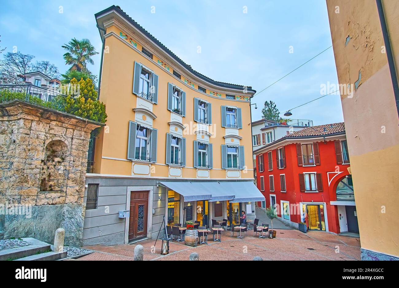 Die eleganten Oldtimer-Häuser an der Via Cattedrale und Via Borghetto in der Altstadt von Lugano, Schweiz Stockfoto