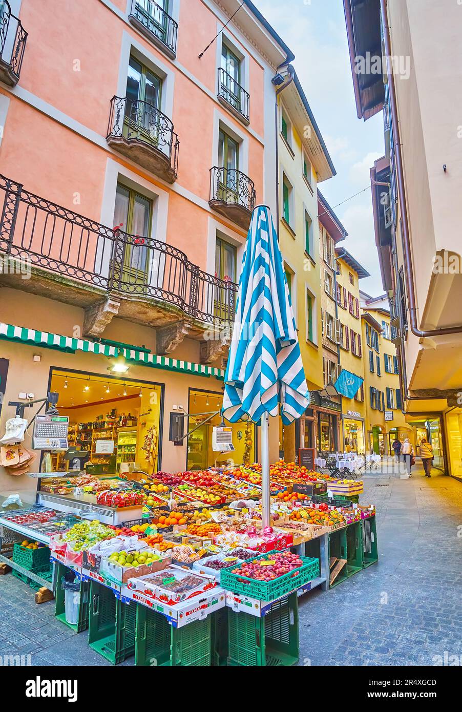 Die Schachteln mit frischem Obst befinden sich in der Straße Via Pessina in der Altstadt von Lugano, Schweiz Stockfoto
