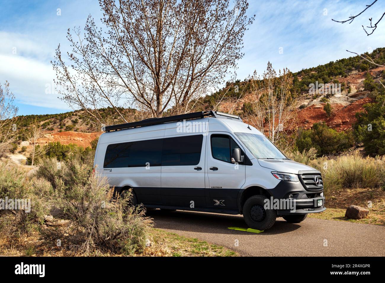 Airstream Interstate 24X Campervan; Escalante Petrified Forest State Park Campground; Escalante; Utah; USA Stockfoto