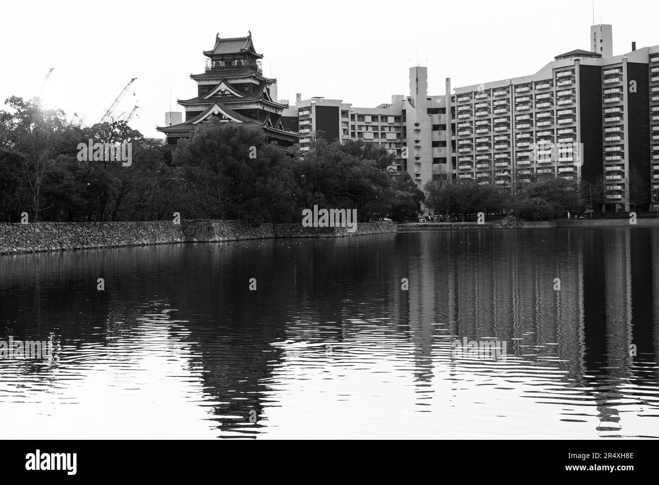 Hiroshima, Japan. 7. März 2023. Sonnenuntergang über der Burg Hiroshima. Die Burg Hiroshima oder Hiroshima-jÅ (åºƒå³¶åŸŽ) auf Japanisch ist eine Festung mit einer reichen Geschichte. Das ursprünglich im 16. Jahrhundert erbaute Schloss zeigt traditionelle japanische Architektur und bietet einen Panoramablick auf Hiroshima. Es ist ein Symbol für die Widerstandsfähigkeit und das kulturelle Erbe der Stadt. Die Burg diente als wichtiger Mittelpunkt der Aktivitäten der kaiserlichen japanischen Armee und beherbergte das Hauptquartier der 2. Armee, wurde jedoch 1945 durch den Atombombenanschlag auf die Stadt durch die US-Streitkräfte vollständig zerstört. Die Burg wurde später in den 1950er Jahren wieder aufgebaut Stockfoto