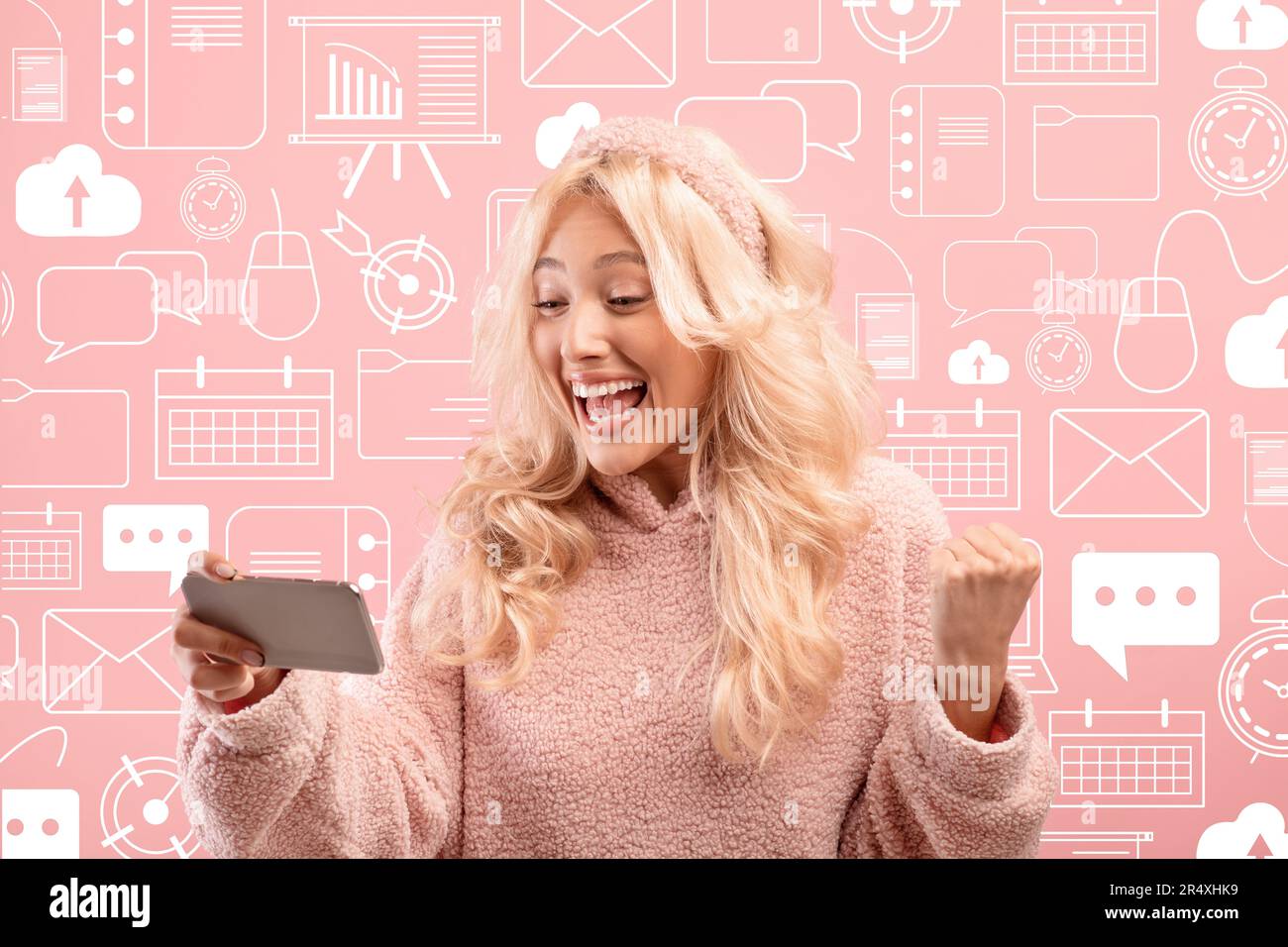 Begeisterte junge blonde Frau, die ein Smartphone benutzt und online nach einer Lösung sucht Stockfoto