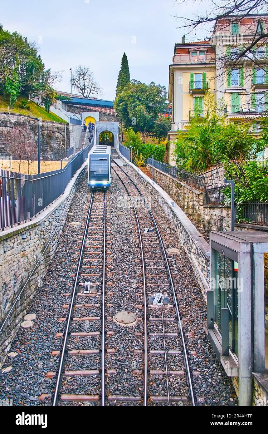 Die modernen Wagen der Sassellina Standseilbahn (Citta-Stazione Standseilbahn), die in der Altstadt von Lugano, Schweiz, den Berghang hinauf und hinunter fährt Stockfoto