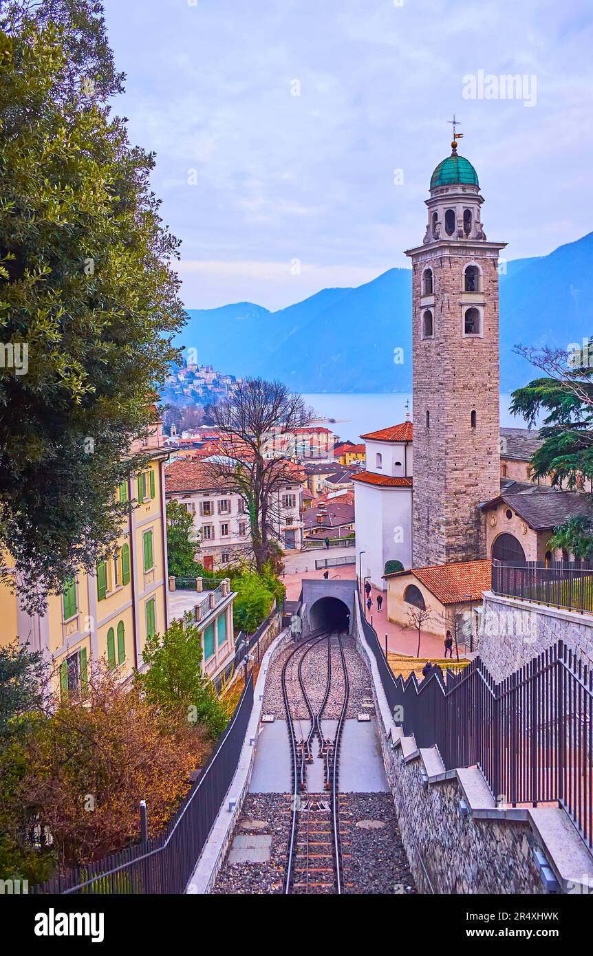 Die Bahnlinie der Sassellina Standseilbahn (Citta-Stazione Standseilbahn) und der hohe Steinglockenturm der Kathedrale San Lorenzo am Luganer See, Lugano Stockfoto