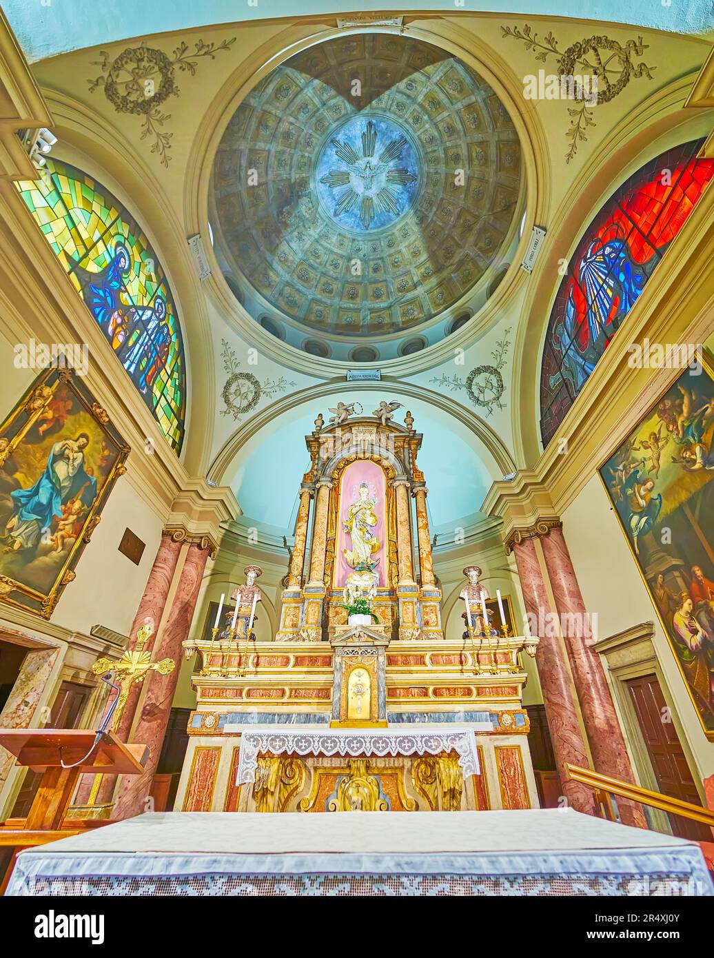 LUGANO, SCHWEIZ - 13. MÄRZ 2022: Der Steinaltar der Kirche Santa Maria Immacolata, am 13. März in Lugano Stockfoto