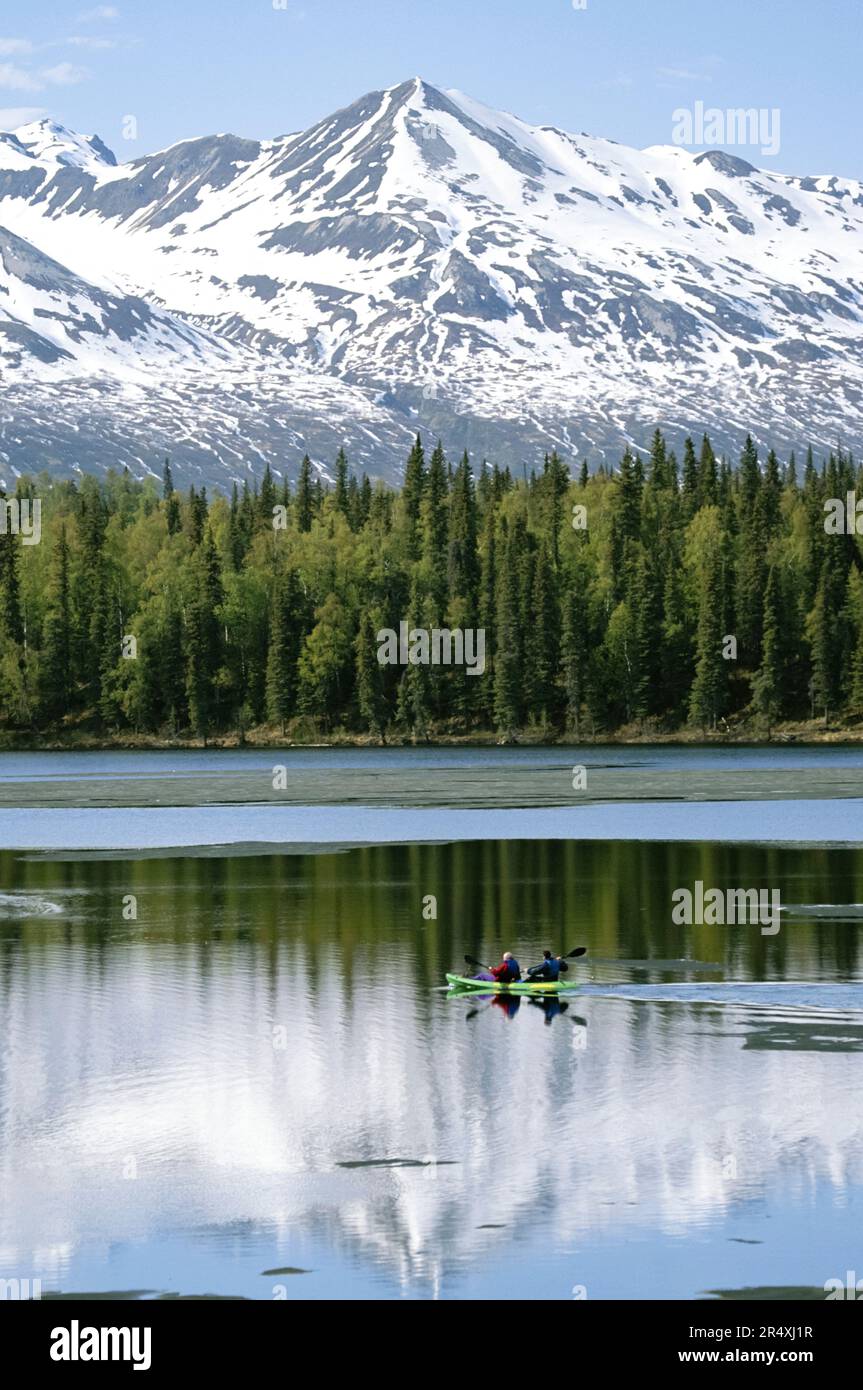 Zwei Kajakfahrer paddeln auf dem Byers Lake mit der Alaska Range im Hintergrund, im Denali State Park, Alaska, USA Stockfoto