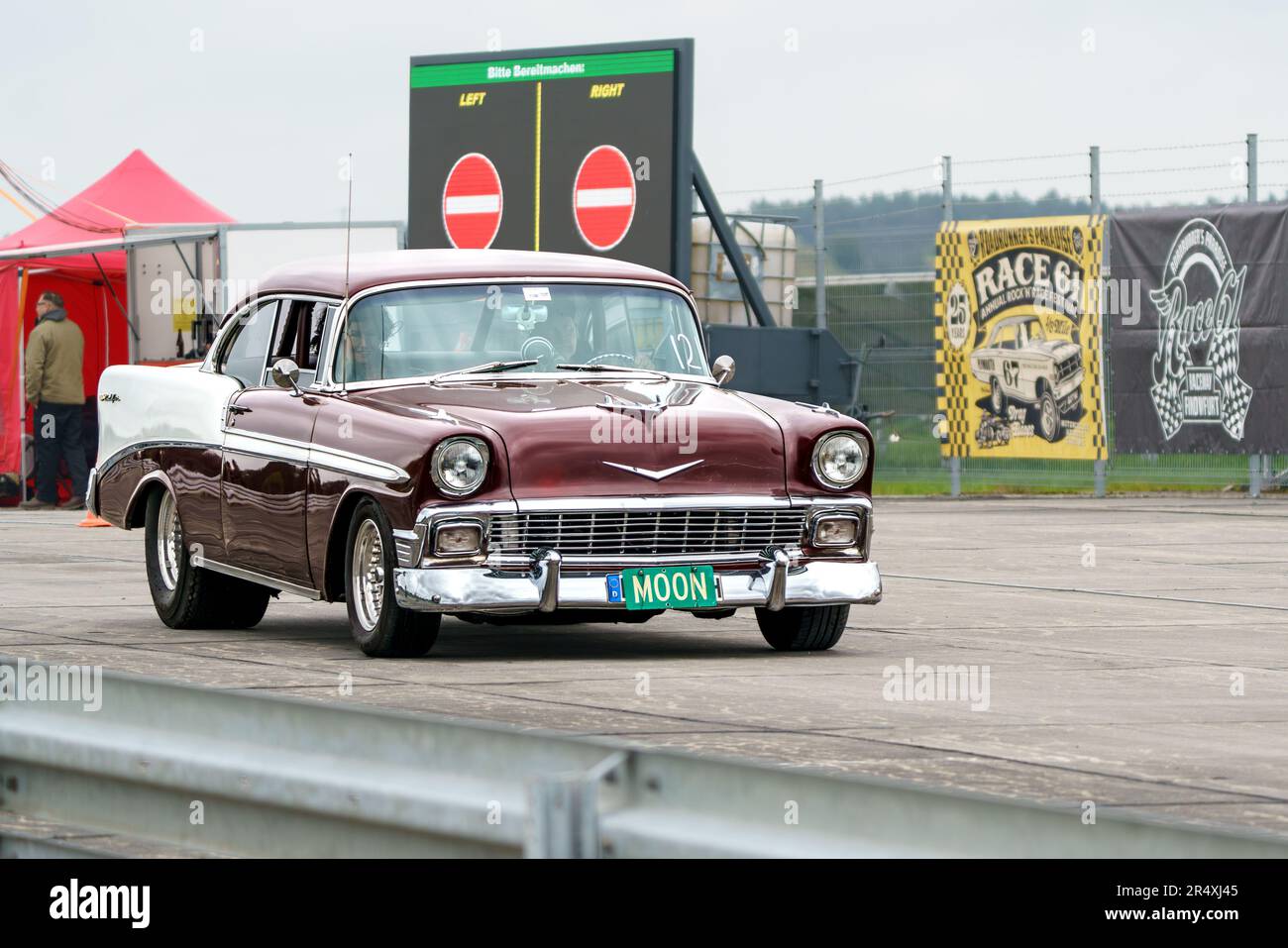 FINOWFURT, DEUTSCHLAND - 06. MAI 2023: Das große Auto Chevrolet Bel Air auf der Rennstrecke. Rennfestival 2023. Saisoneröffnung. Stockfoto
