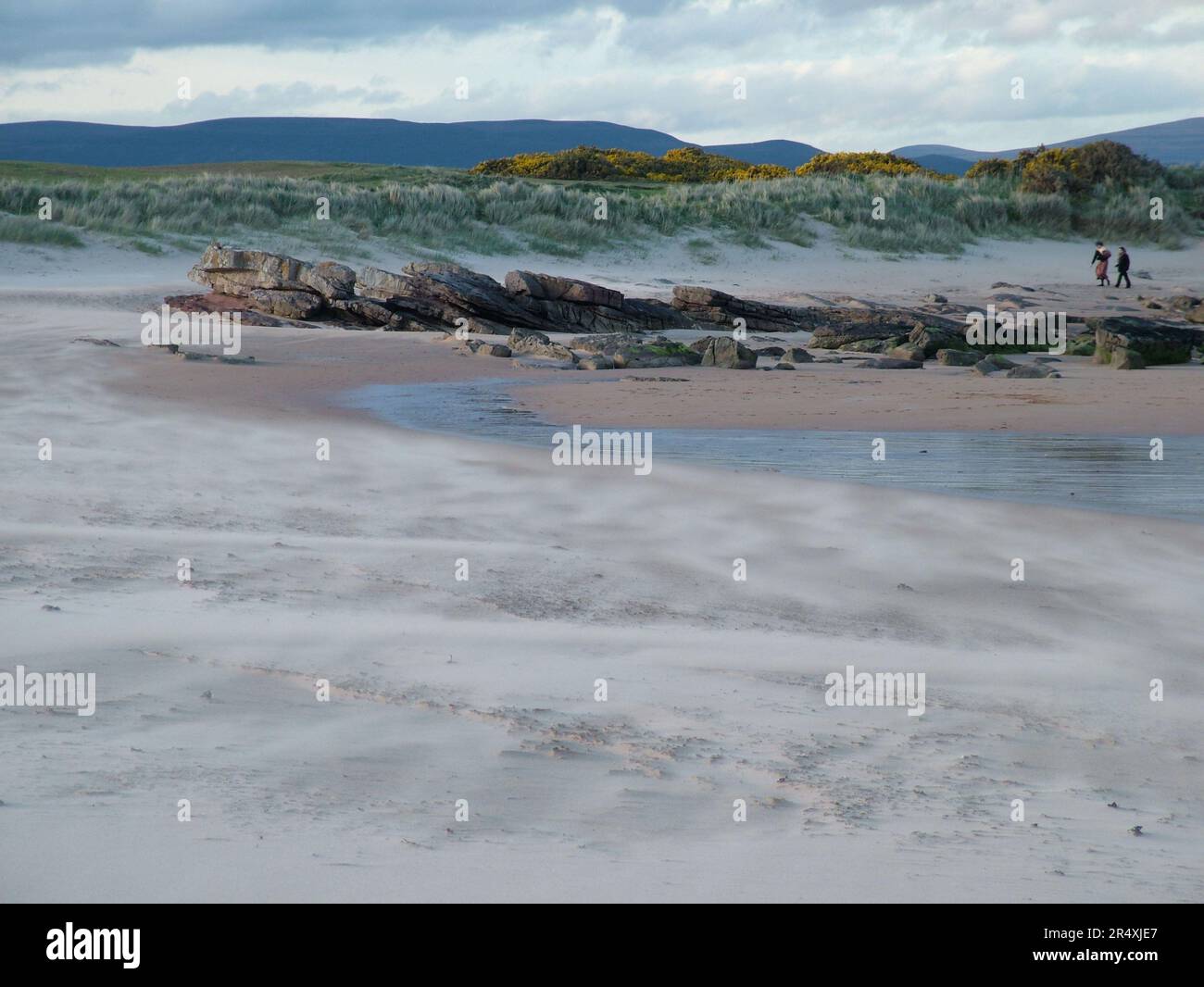 Der Wind wehte Sand am Strand von Dornoch in Schottland. Stockfoto