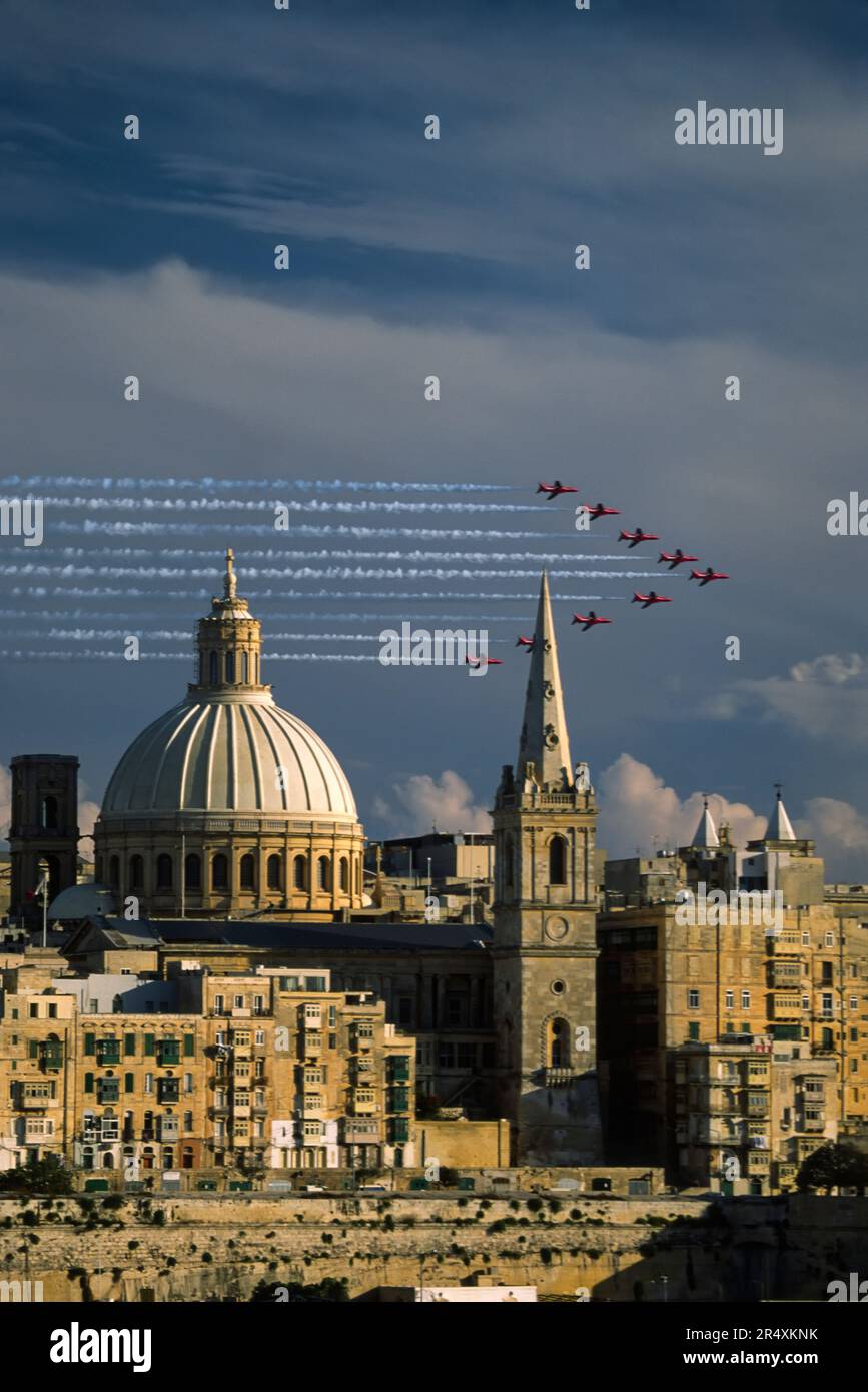 Militärjets fliegen in Formation über die Karmeliterkirche in Valletta; Valletta, Malta Stockfoto