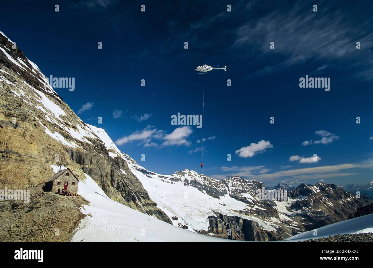 Die Person hängt an einem Hubschrauber am Abbot Pass im Yoho National Park, BC, Kanada; British Columbia, Kanada Stockfoto