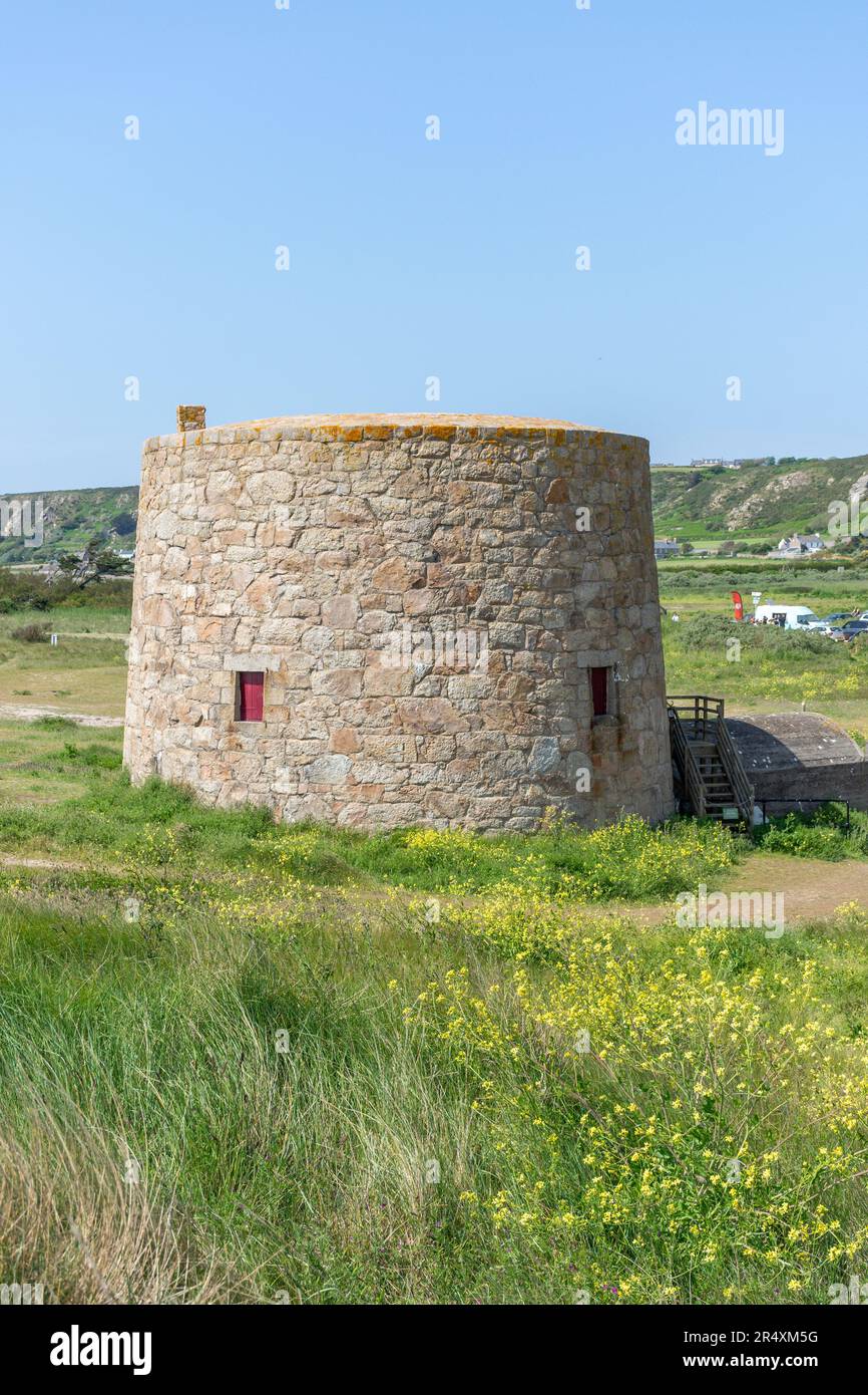 Lewis Tower aus dem 18. Jahrhundert, La Grande Route des Mielles, Saint Ouen, Gemeinde St. Ouen, Jersey, Kanalinseln Stockfoto